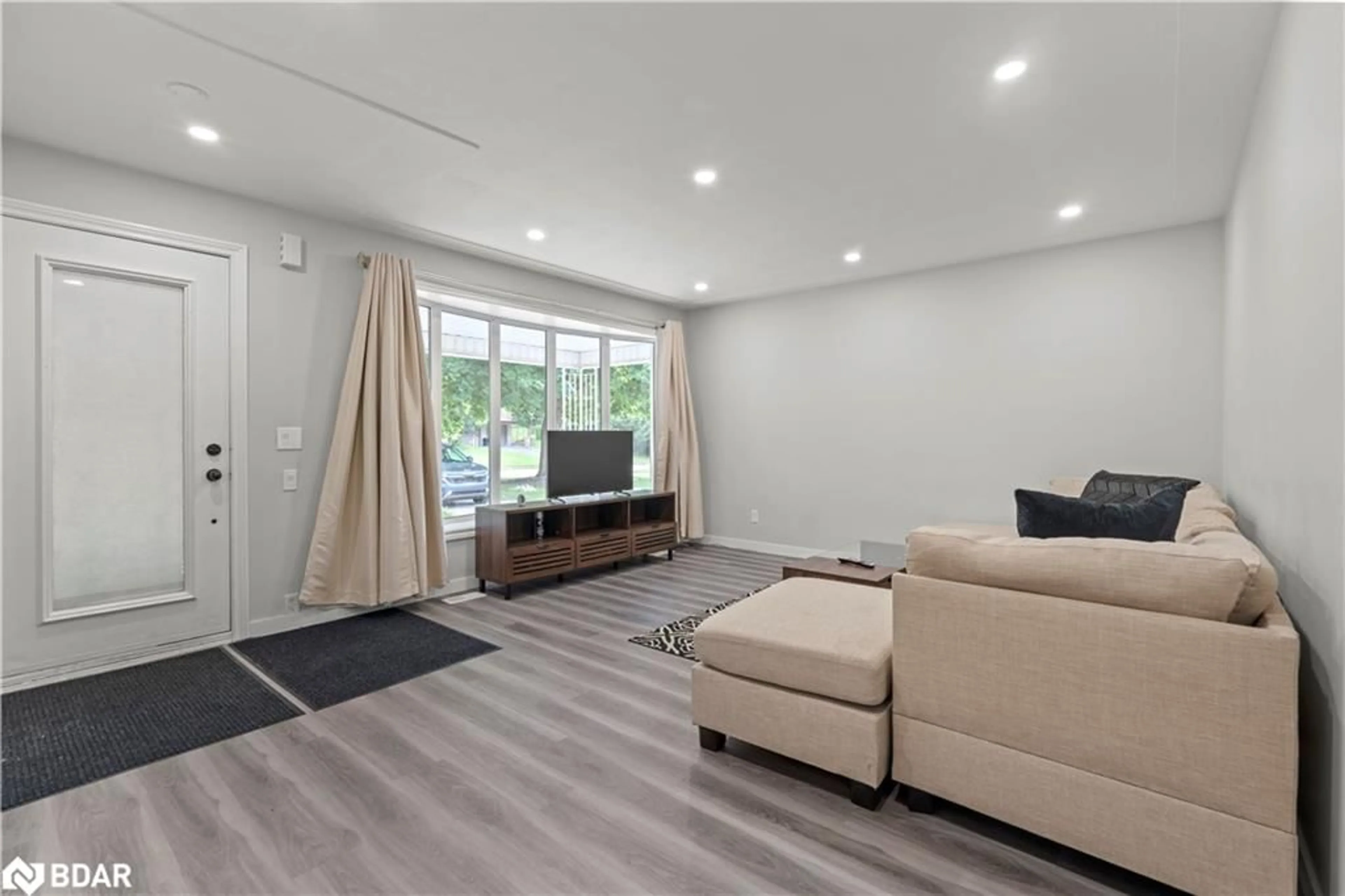 Living room with furniture, unknown for 138 Chelford Cres, Waterloo Ontario N2J 3T5