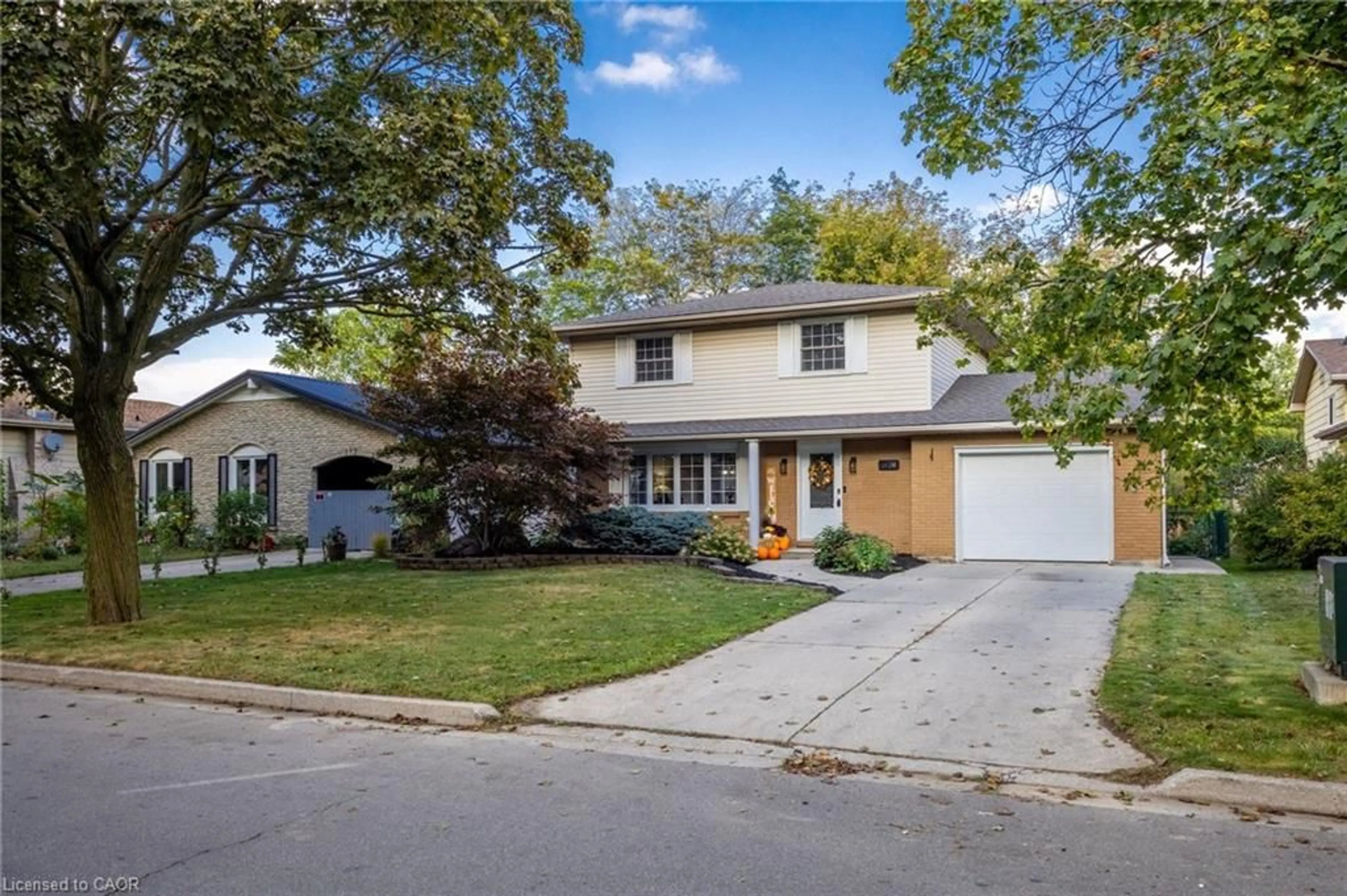 Home with vinyl exterior material, street for 119 Oak St, Simcoe Ontario N3Y 4S2