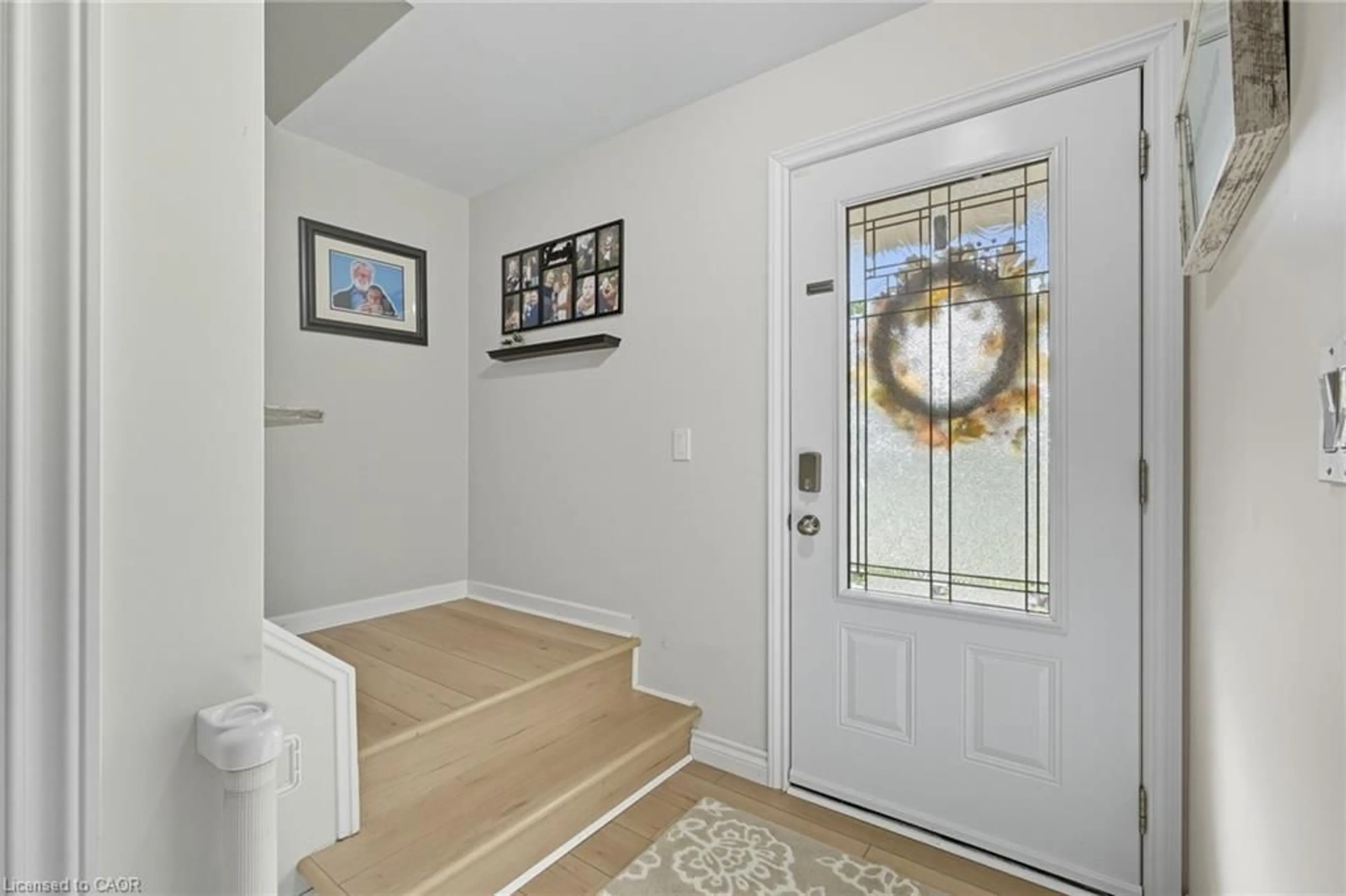 Indoor entryway for 119 Oak St, Simcoe Ontario N3Y 4S2
