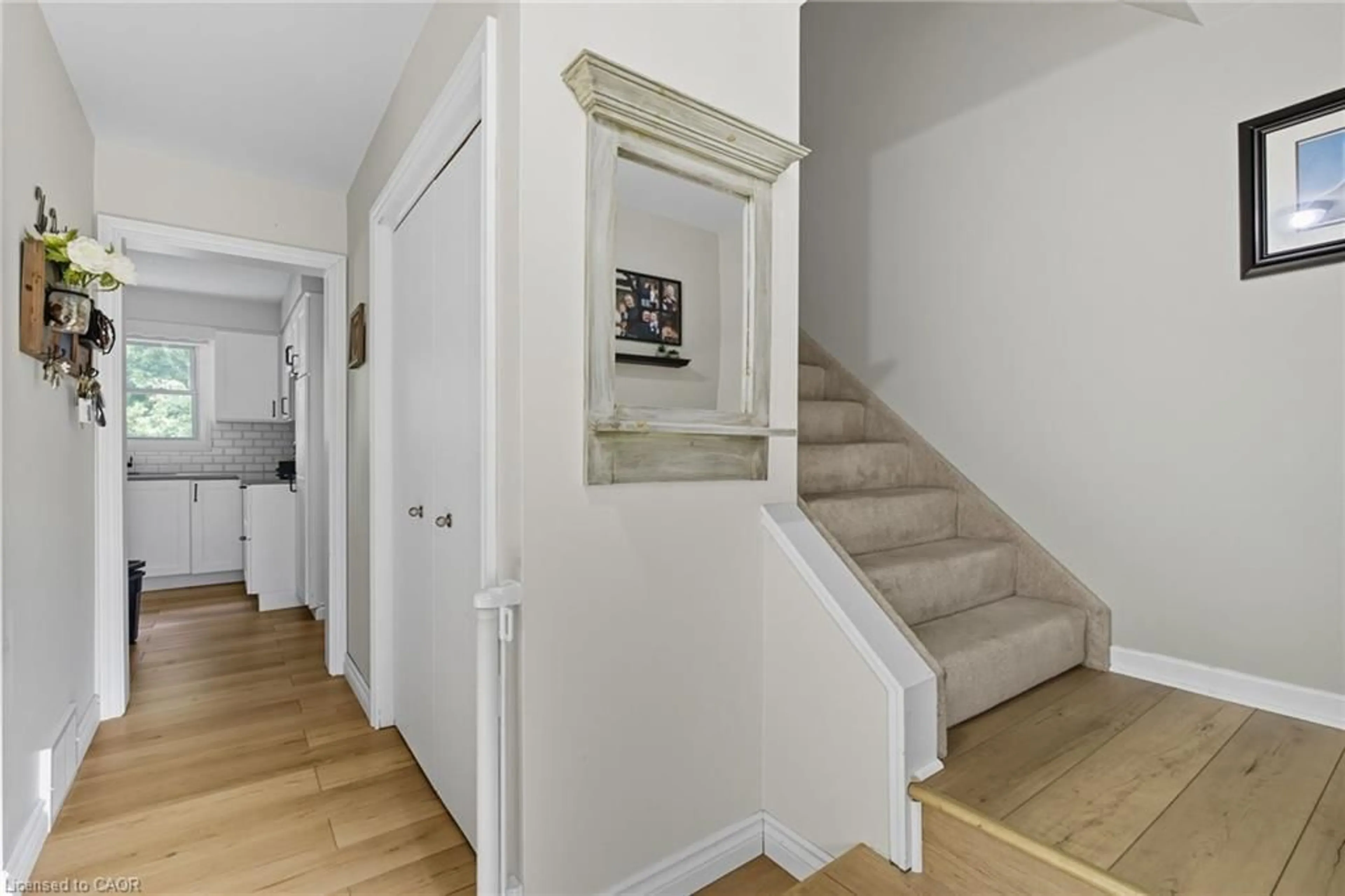 Indoor entryway for 119 Oak St, Simcoe Ontario N3Y 4S2