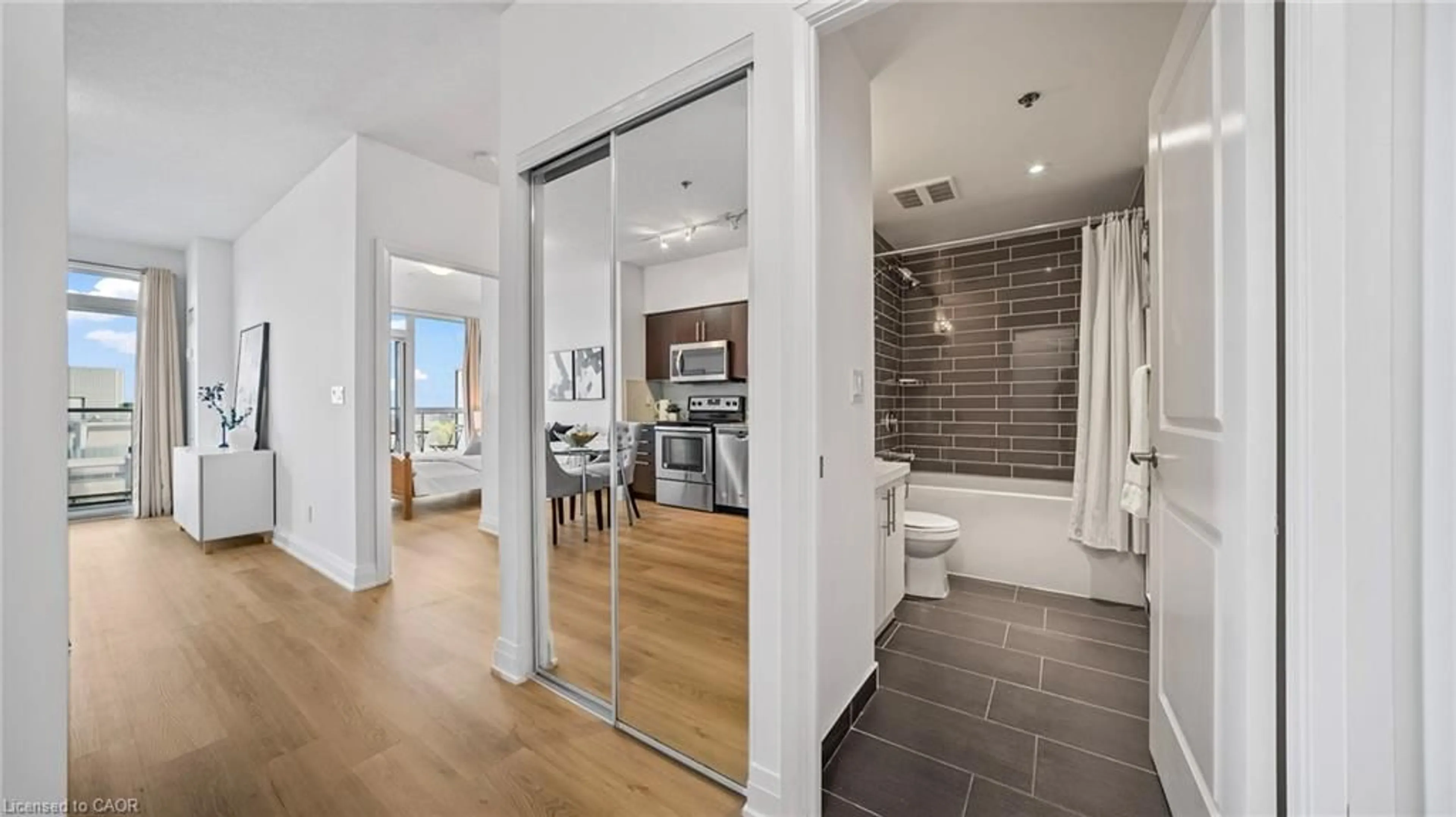 Contemporary bathroom, ceramic/tile floor for 55 Speers Rd #1008, Oakville Ontario L6K 0H9