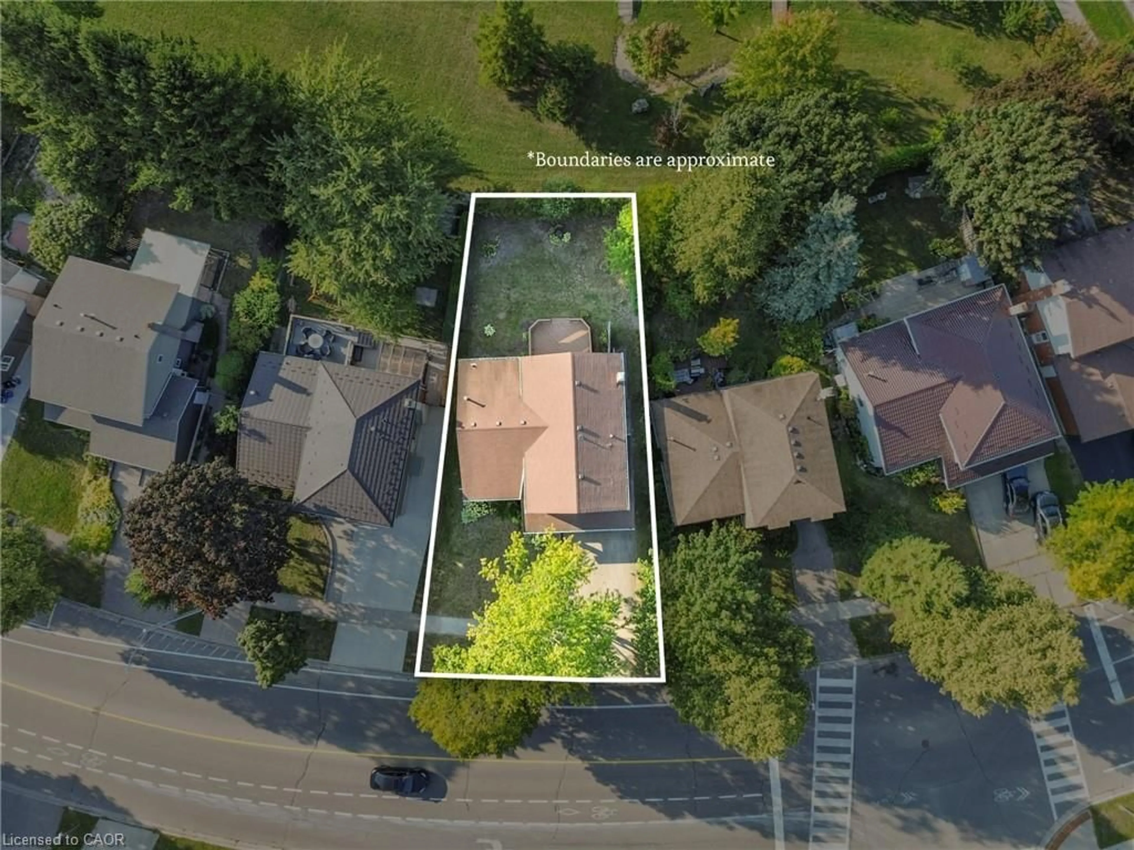 A pic from outside/outdoor area/front of a property/back of a property/a pic from drone, street for 315 Westheights Dr, Kitchener Ontario N2N 1K4