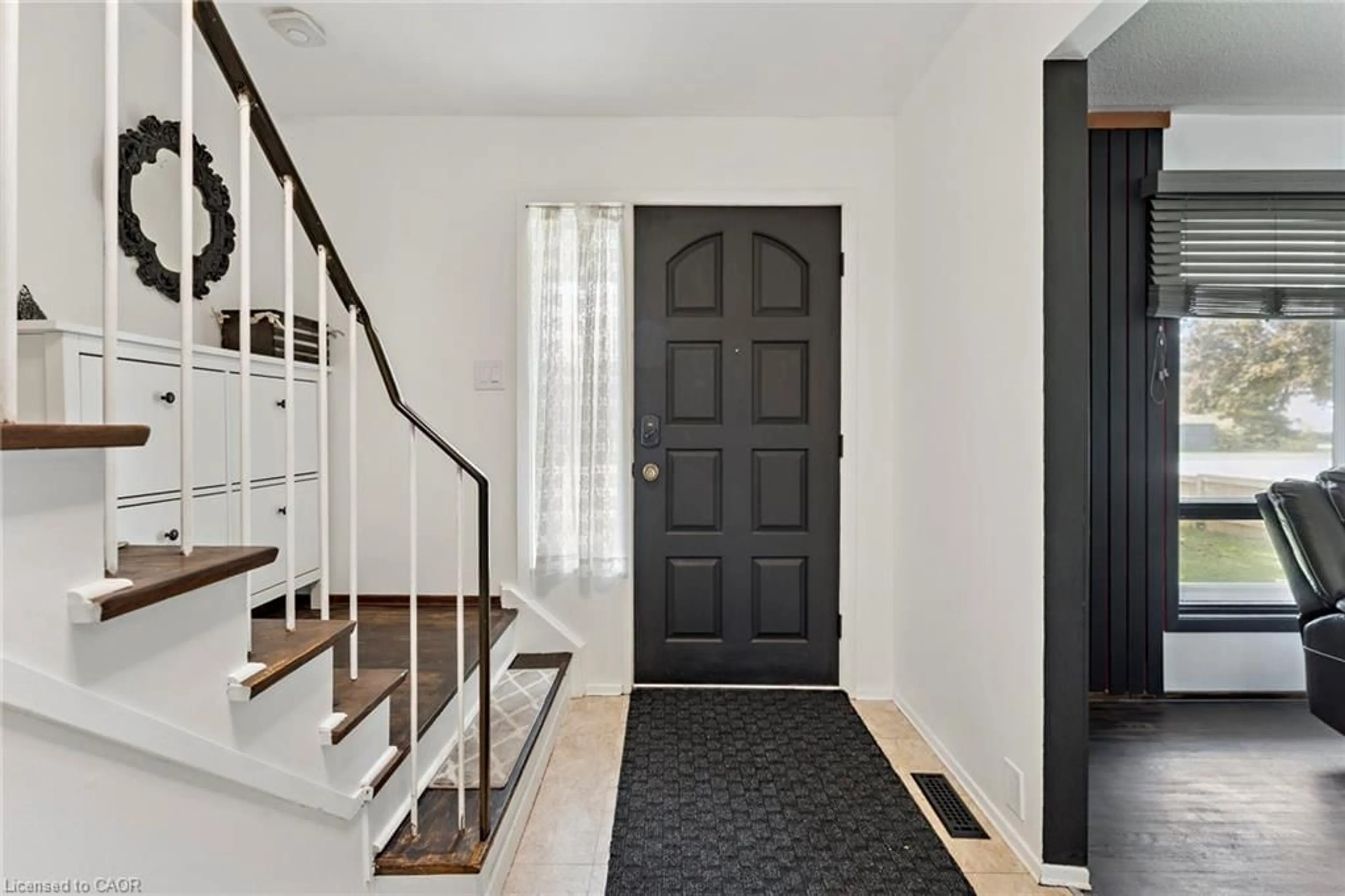Indoor entryway for 102 Rutherford Rd, Brampton Ontario L6V 2J2