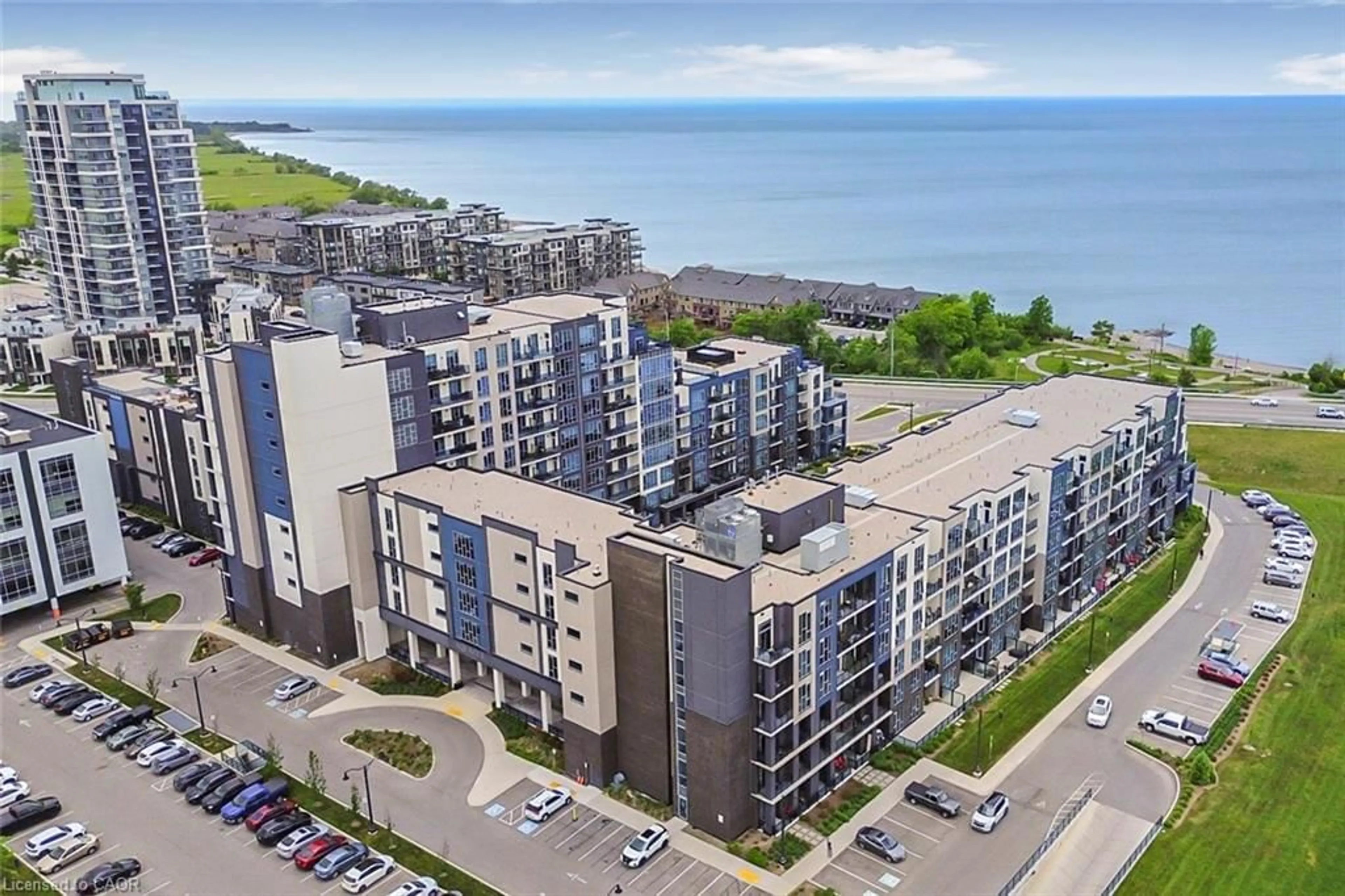 A pic from outside/outdoor area/front of a property/back of a property/a pic from drone, unknown for 16 Concord Pl #120, Grimsby Ontario L3M 0J1