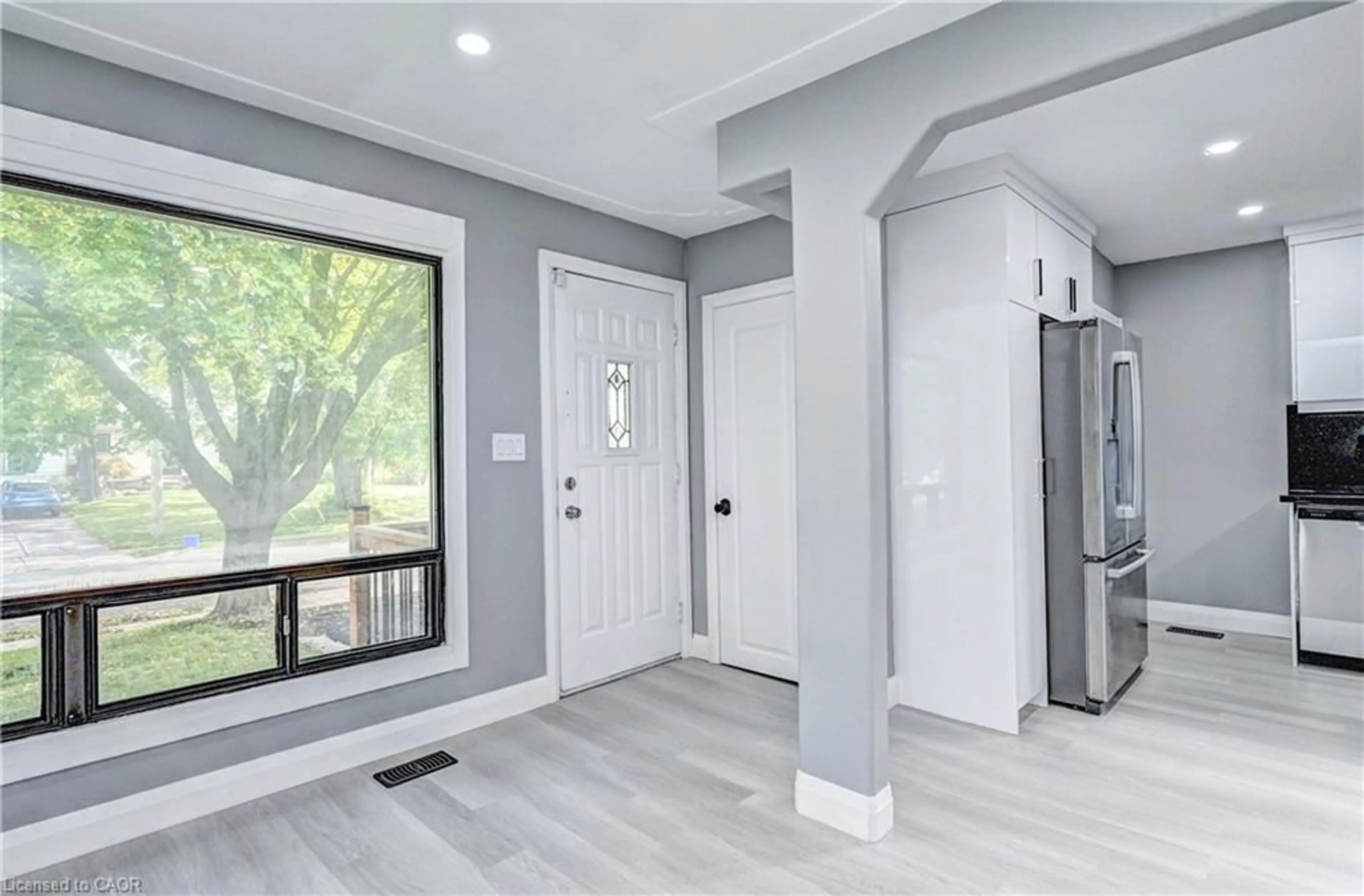 Indoor entryway for 38 Broadview Ave, Cambridge Ontario N1R 3V7