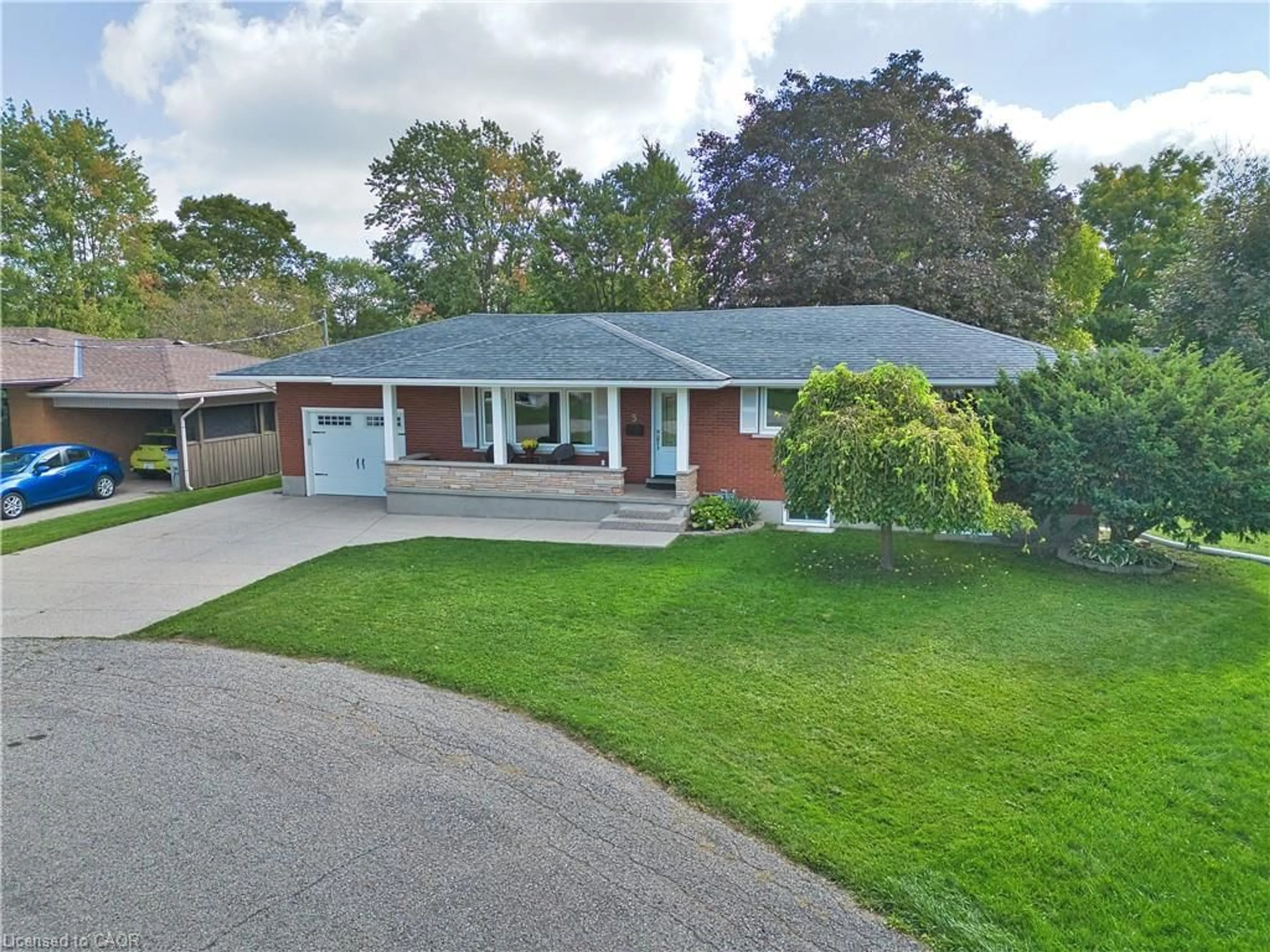 A pic from outside/outdoor area/front of a property/back of a property/a pic from drone, street for 5 Tatham Pl, Listowel Ontario N4W 3C2