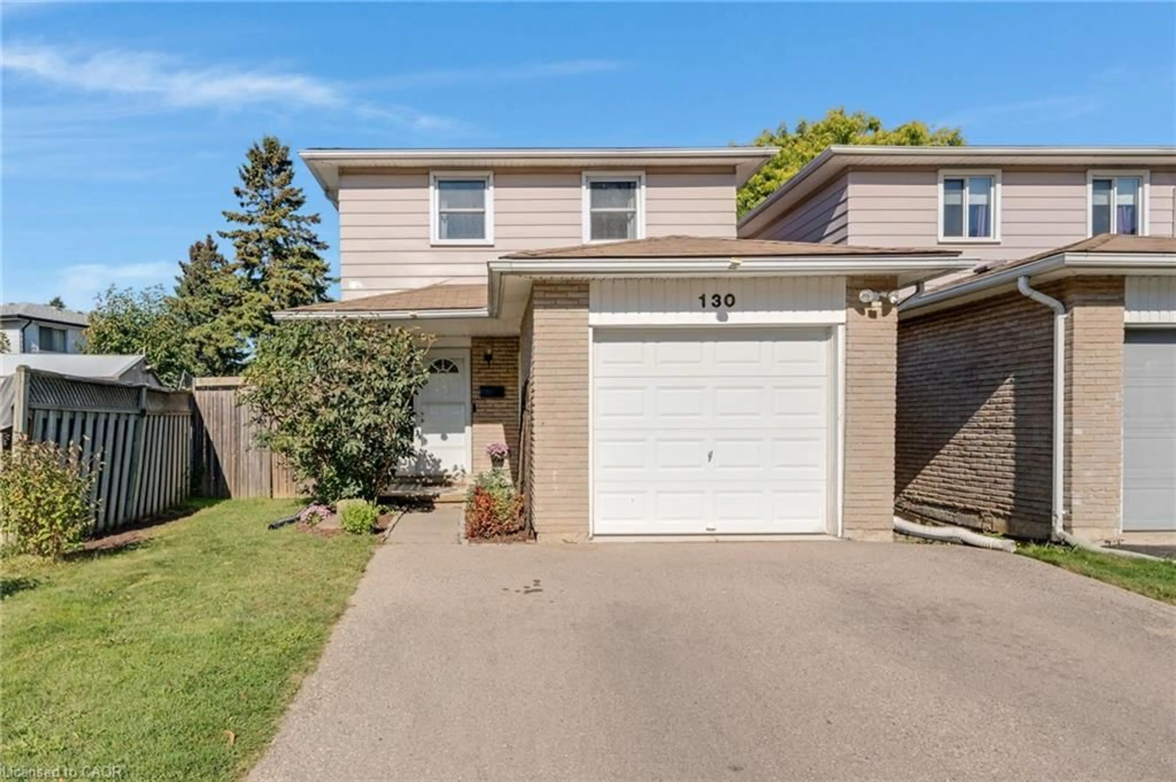 A pic from outside/outdoor area/front of a property/back of a property/a pic from drone, street for 130 Dalegrove Dr, Kitchener Ontario N2M 2G5