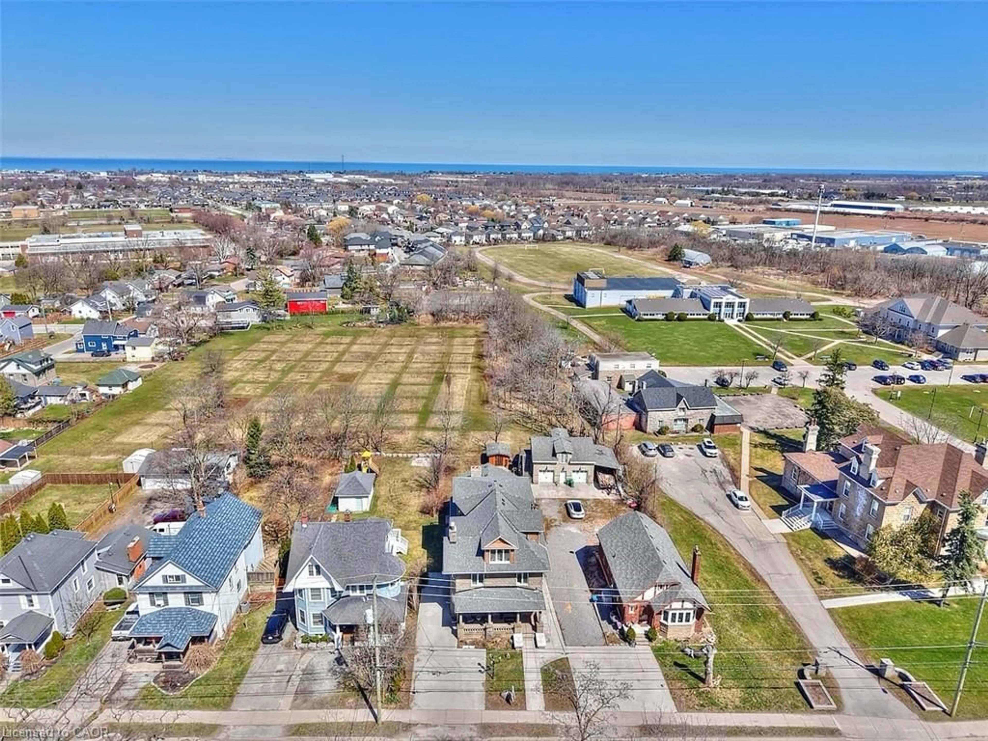 A pic from outside/outdoor area/front of a property/back of a property/a pic from drone, street for 4915 King St, Beamsville Ontario L0R 1B0