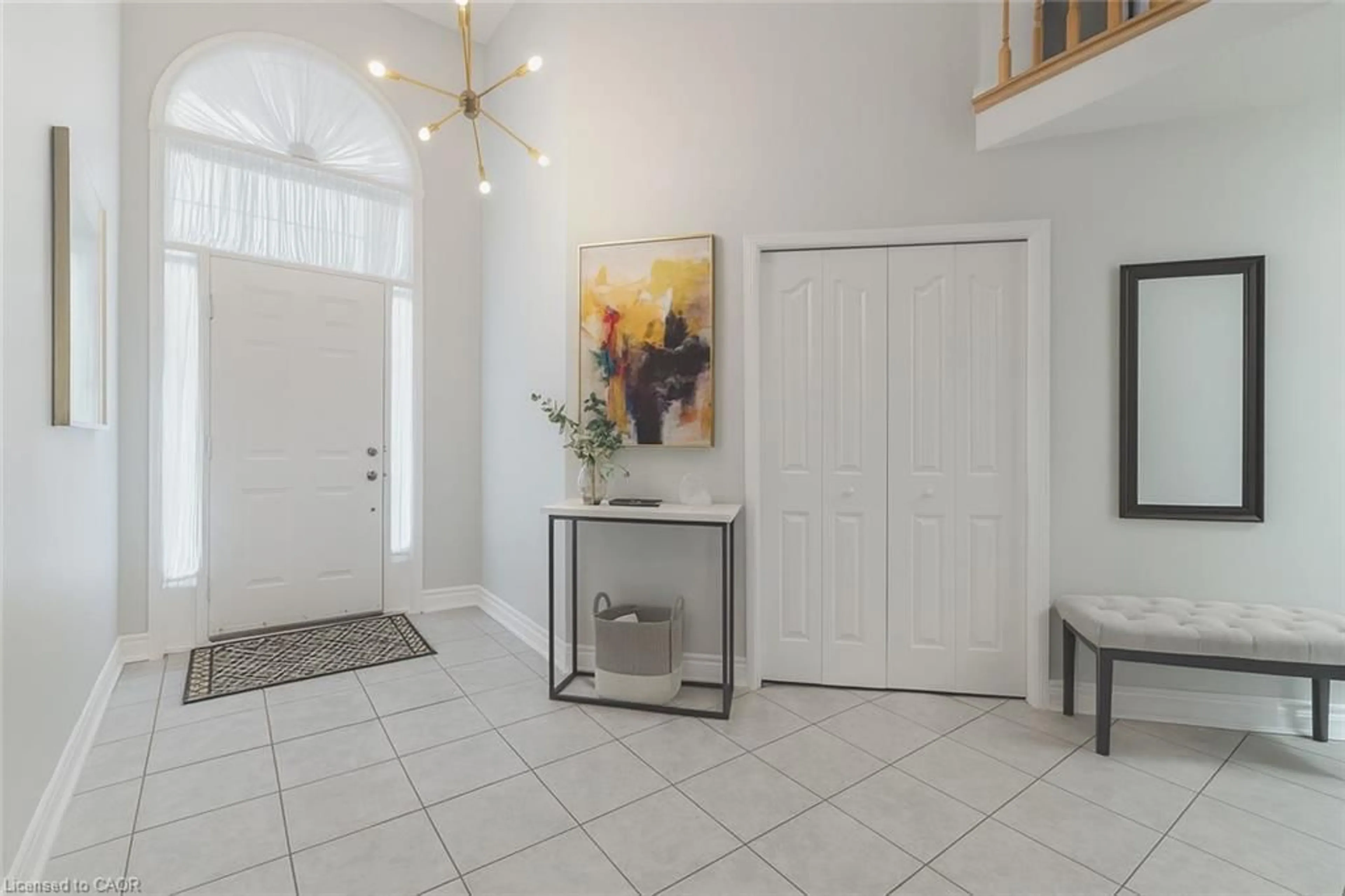 Indoor foyer for 42 Hillgarden Dr, Stoney Creek Ontario L8J 3R3