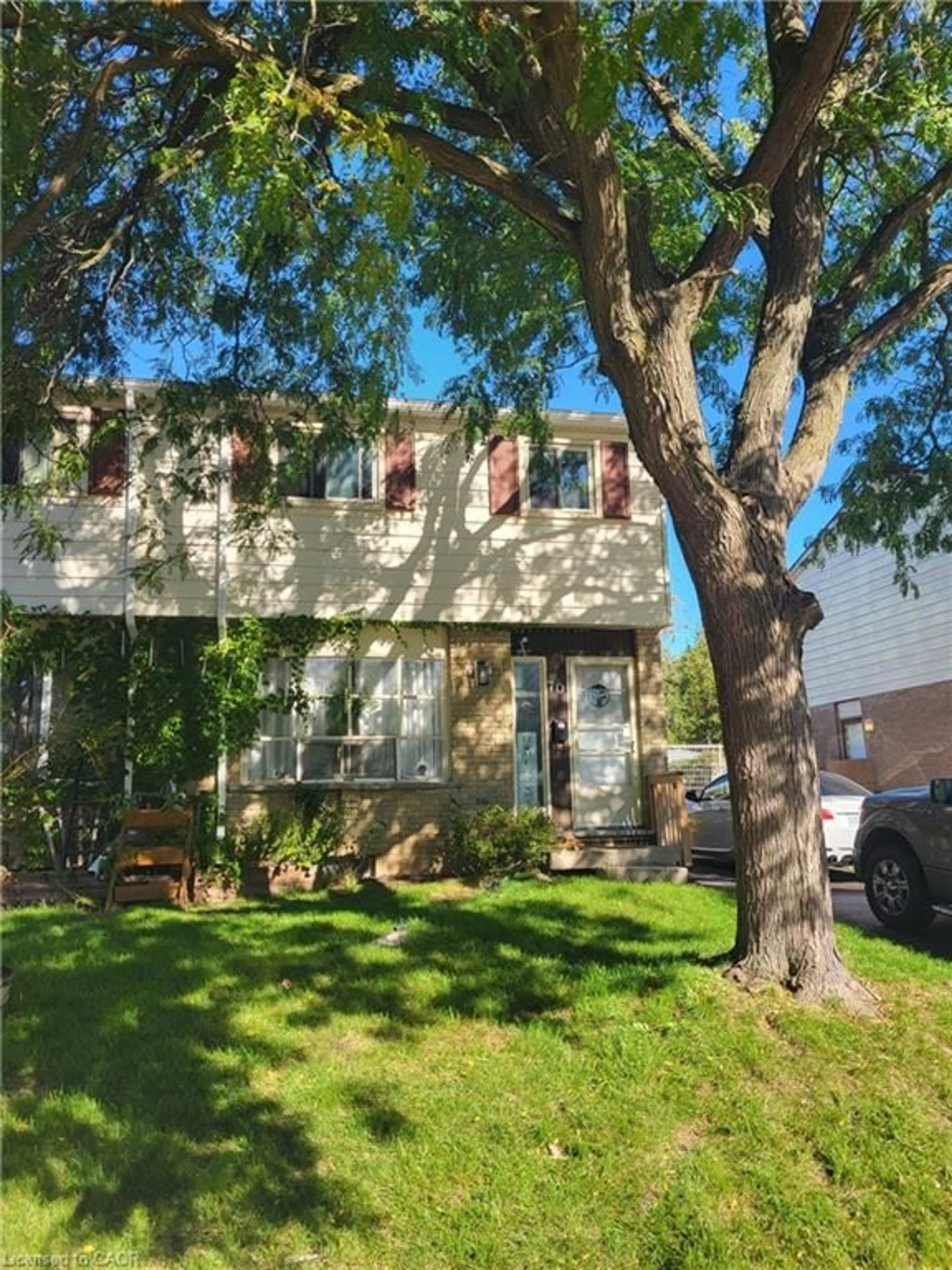 Home with vinyl exterior material, street for 70 Timberlane Cres, Kitchener Ontario N2N 1S9