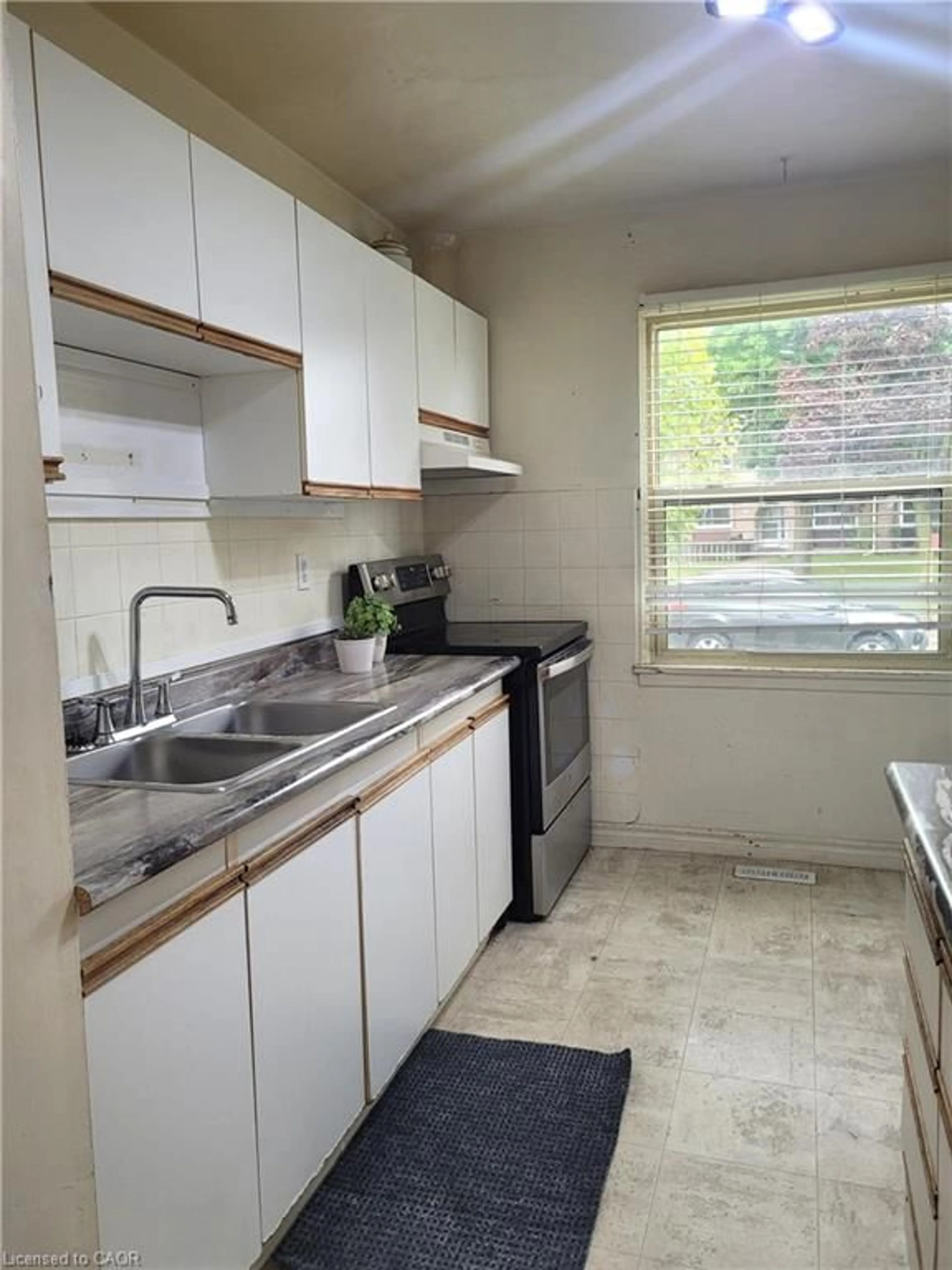 Standard kitchen, unknown for 27 Queenston Dr, Kitchener Ontario N2B 2T8