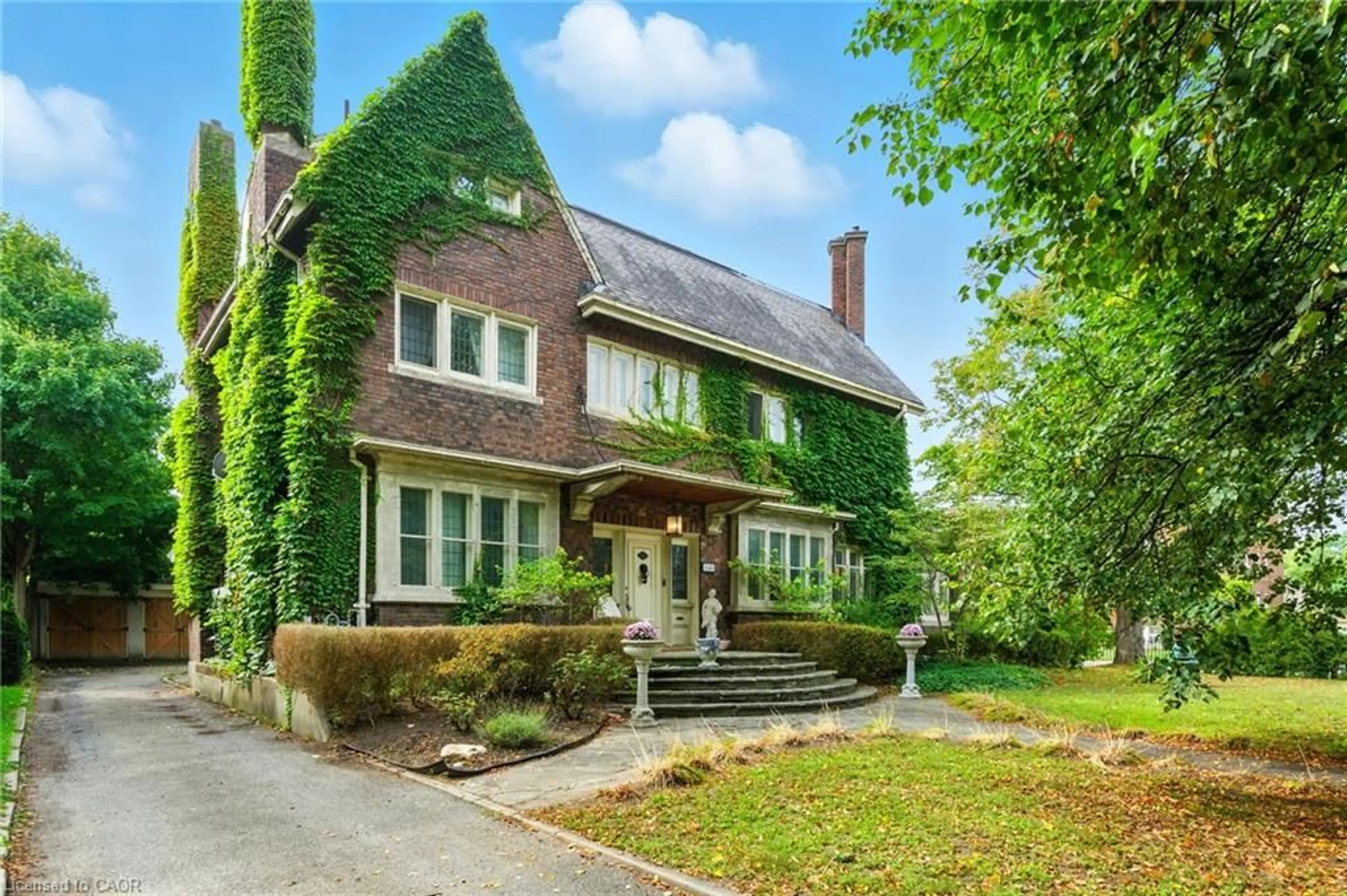 Home with brick exterior material, street for 122 Dufferin Ave, Brantford Ontario N3T 4R1