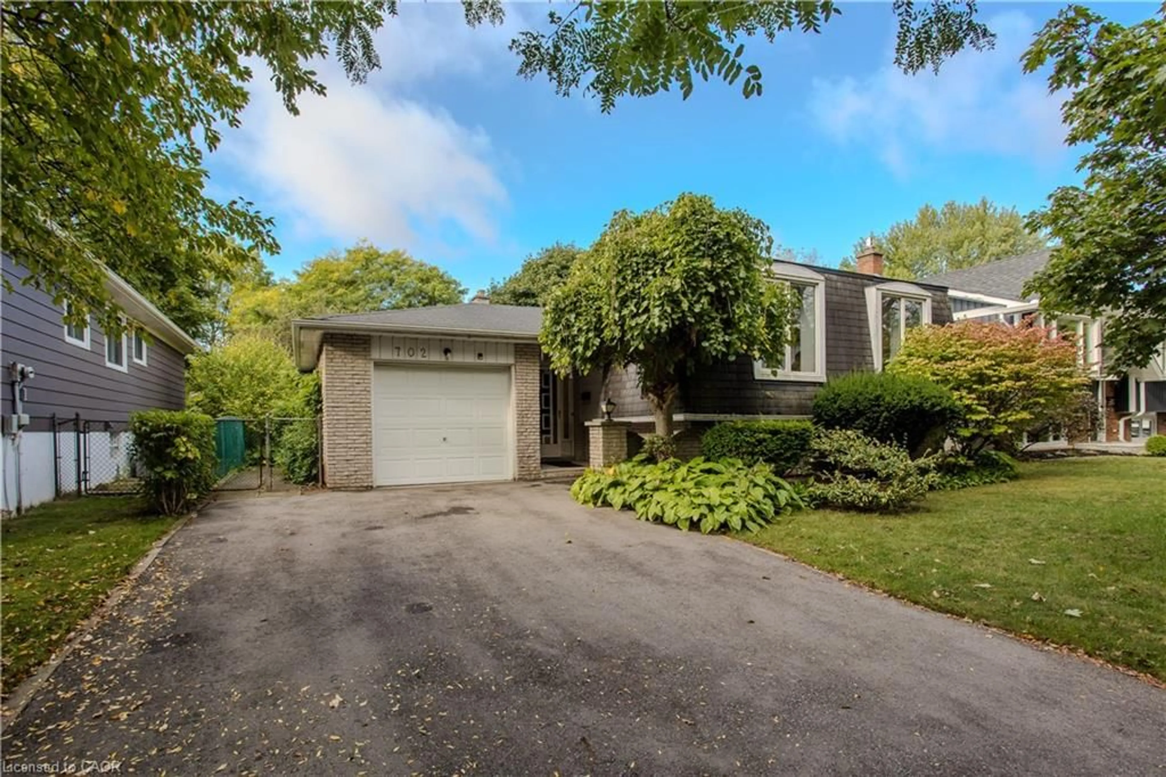 A pic from outside/outdoor area/front of a property/back of a property/a pic from drone, street for 702 Francis Rd, Burlington Ontario L7T 3X7