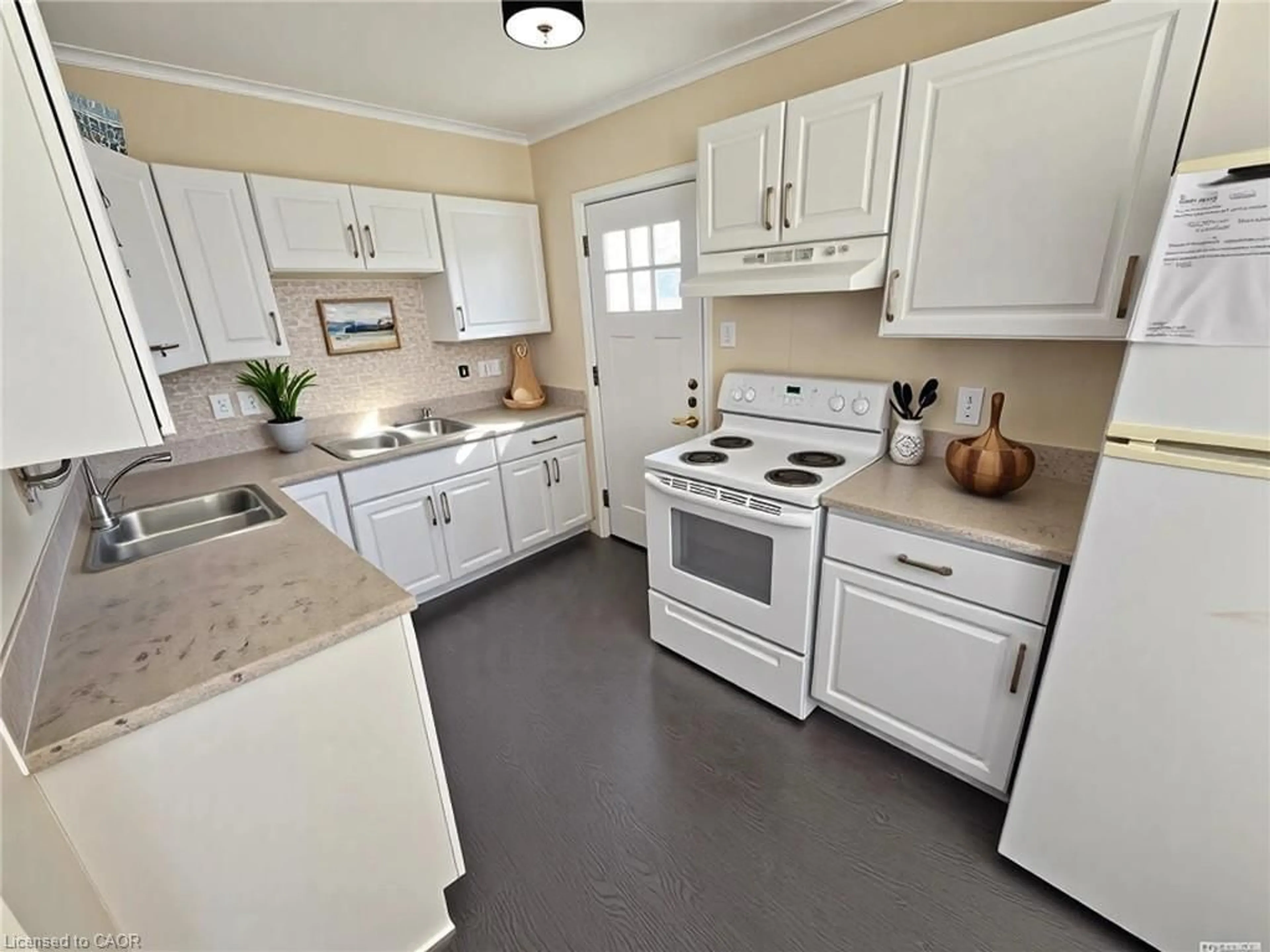Standard kitchen, ceramic/tile floor for 77 Blackfriars St, London Ontario N6H 1K8