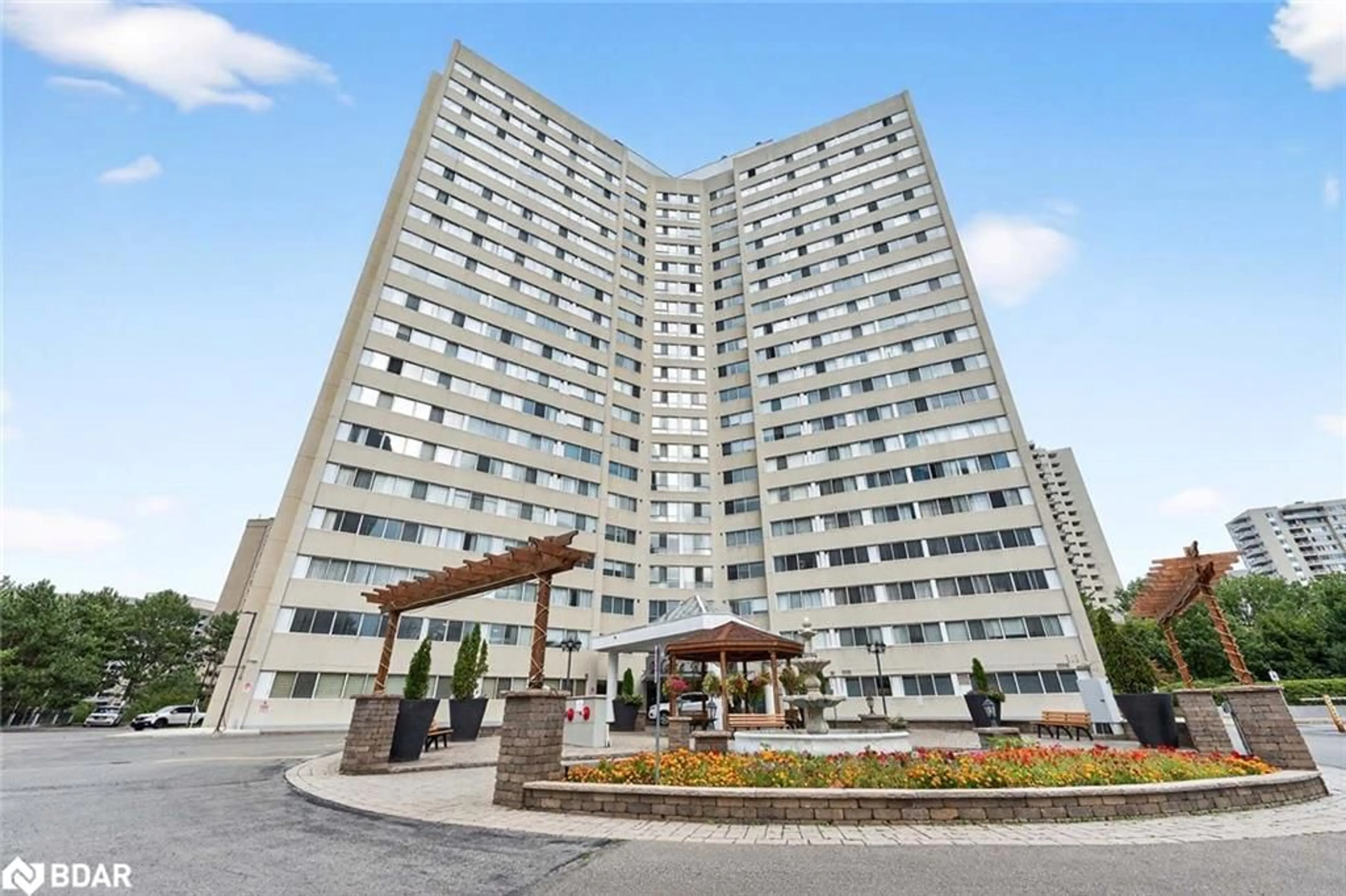 Indoor foyer for 3695 Kaneff Cres #102, Mississauga Ontario L5A 4B6