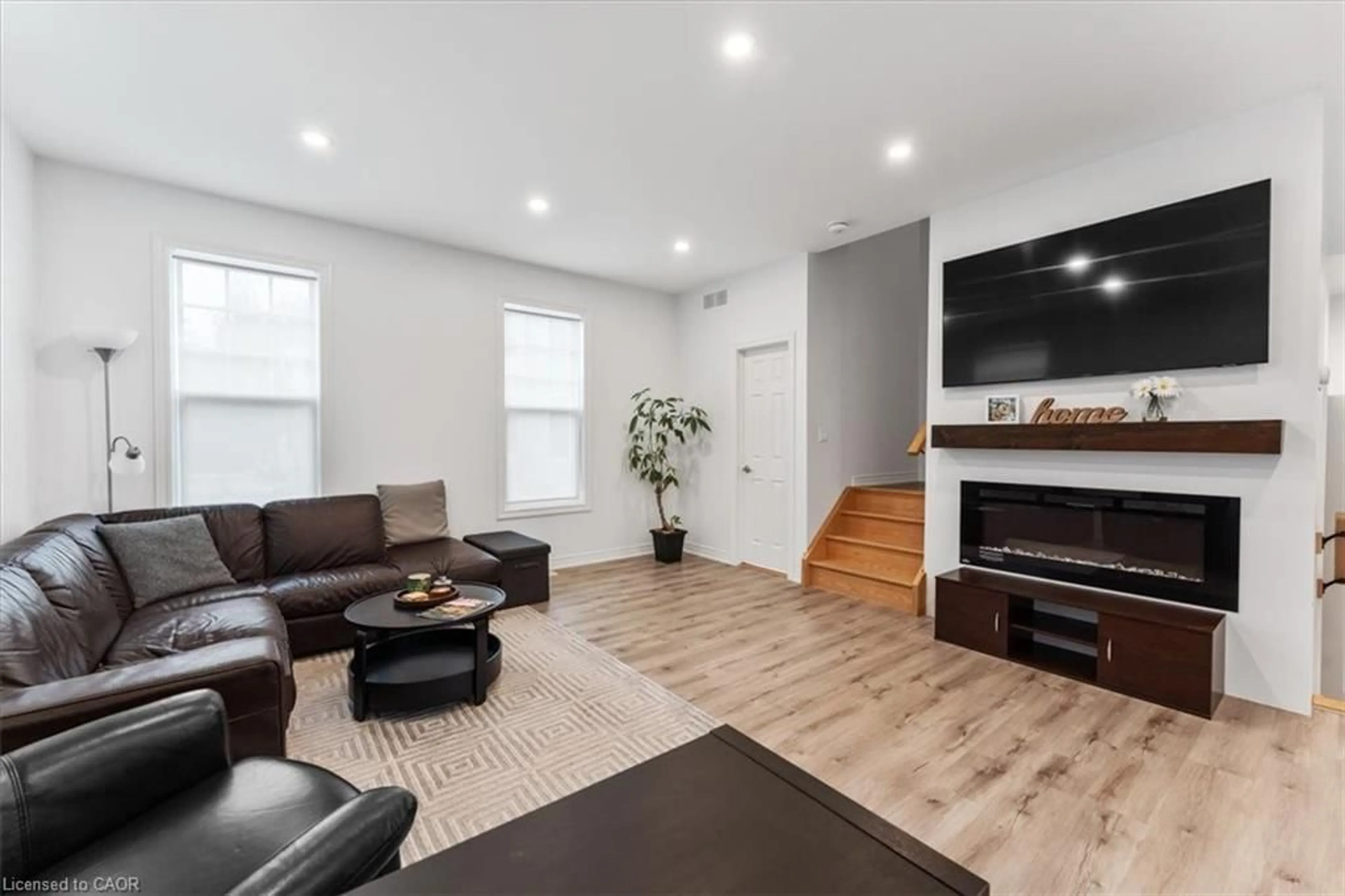 Living room with furniture, wood/laminate floor for 7 Aspen Common, St. Catharines Ontario L2S 2B3