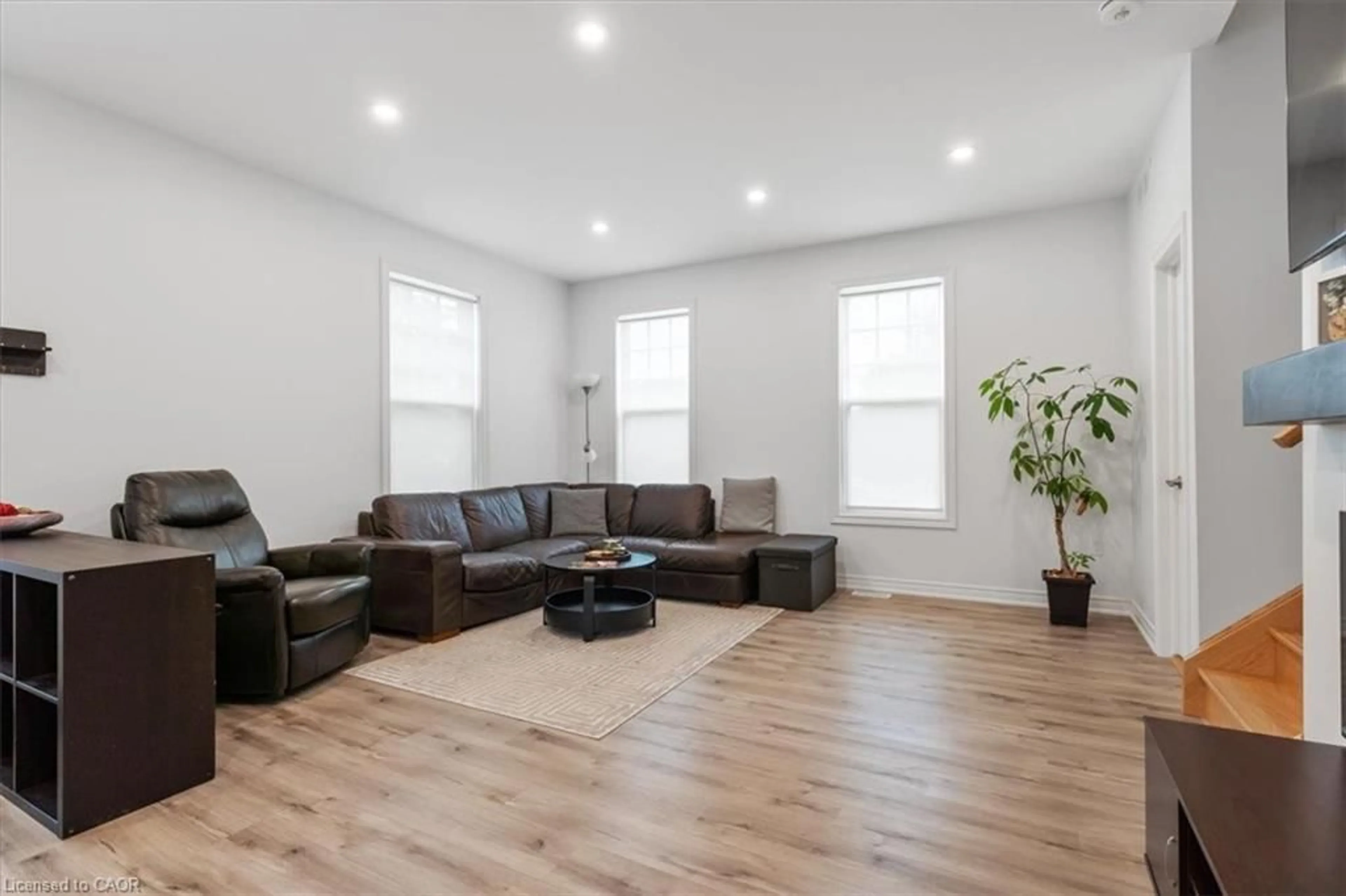 Living room with furniture, wood/laminate floor for 7 Aspen Common, St. Catharines Ontario L2S 2B3