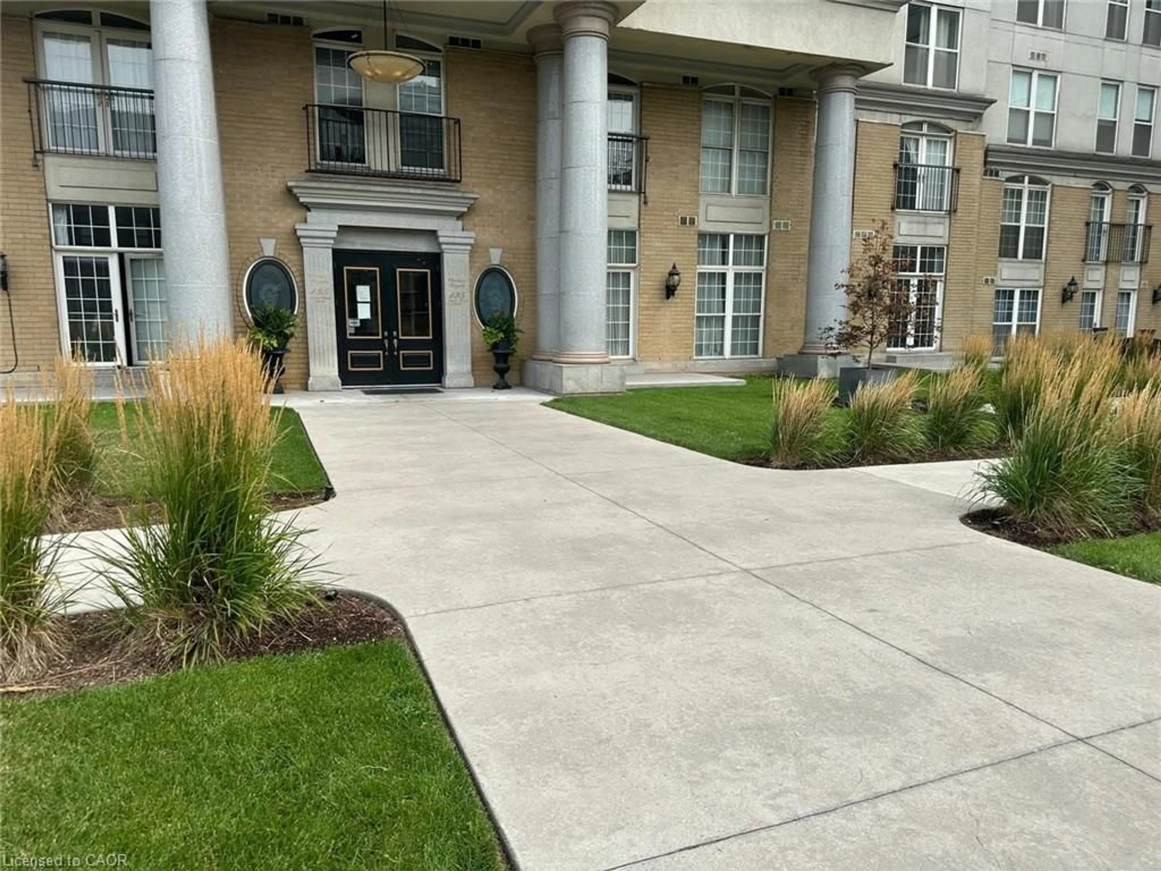 Indoor foyer for 135 James St #409, Hamilton Ontario L8P 2Z6