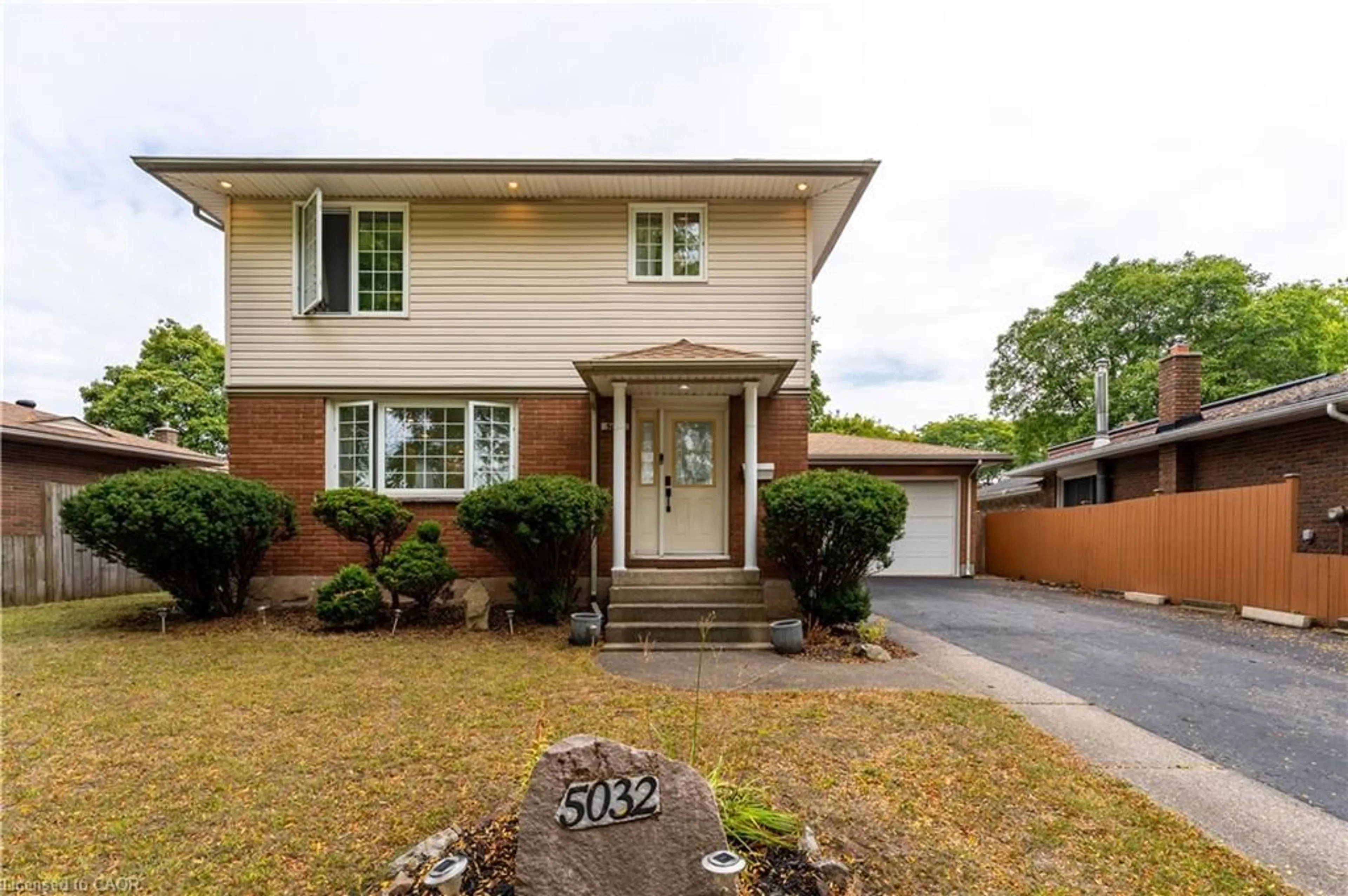 Home with brick exterior material, street for 5032 Heather Ave, Niagara Falls Ontario L2E 5J2