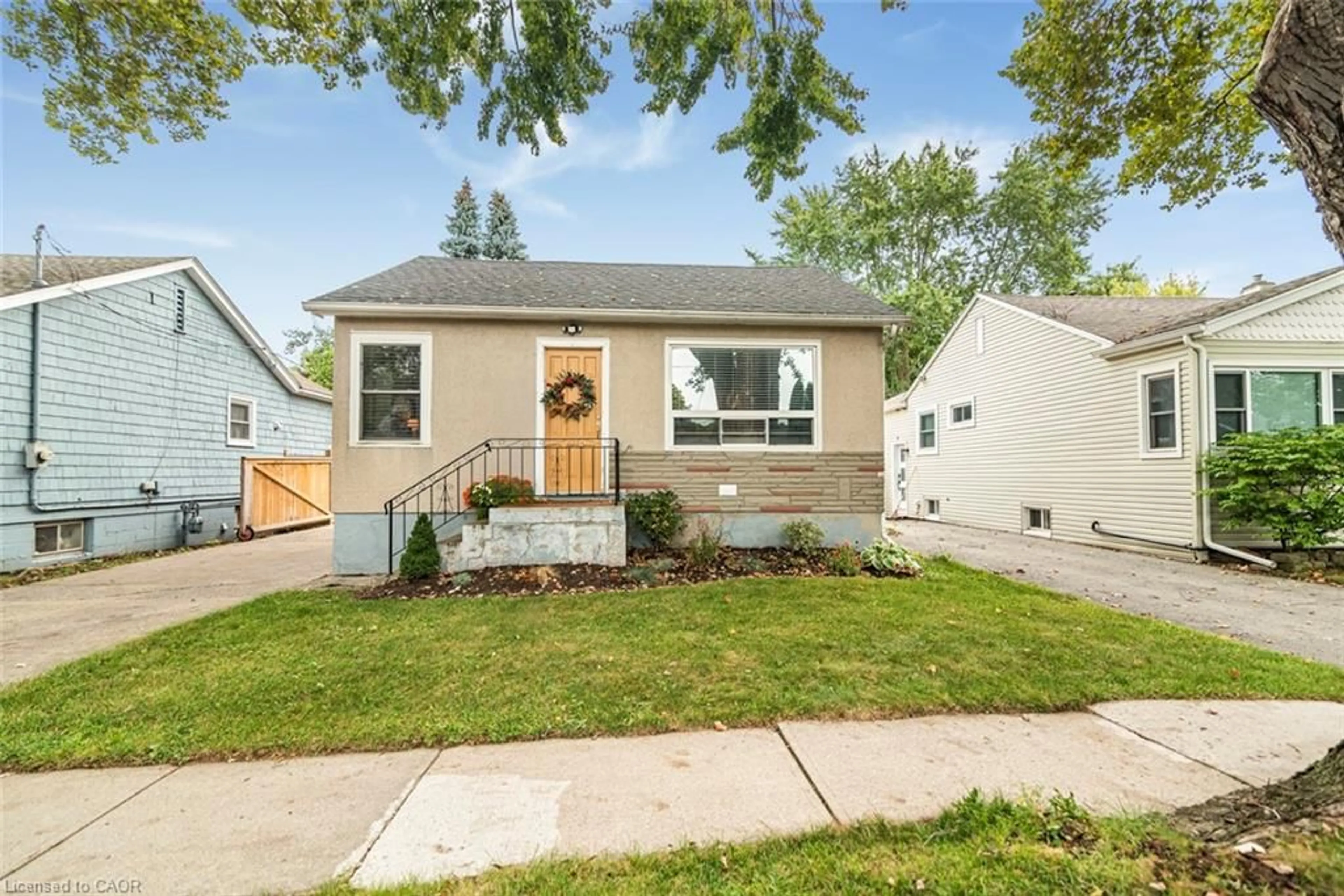Home with vinyl exterior material, street for 28 Longfellow Ave, St. Catharines Ontario L2R 6N5