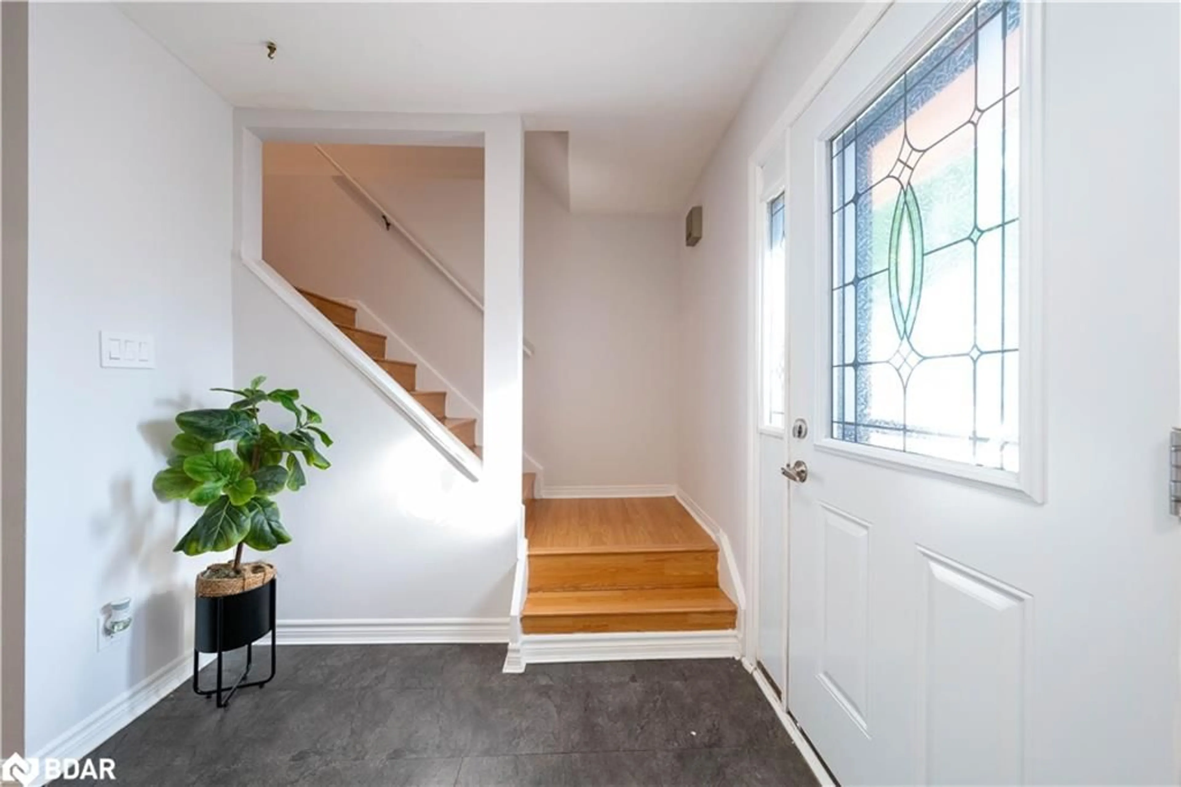 Indoor entryway for 19 Burbank Cres, Orangeville Ontario L9W 3E6