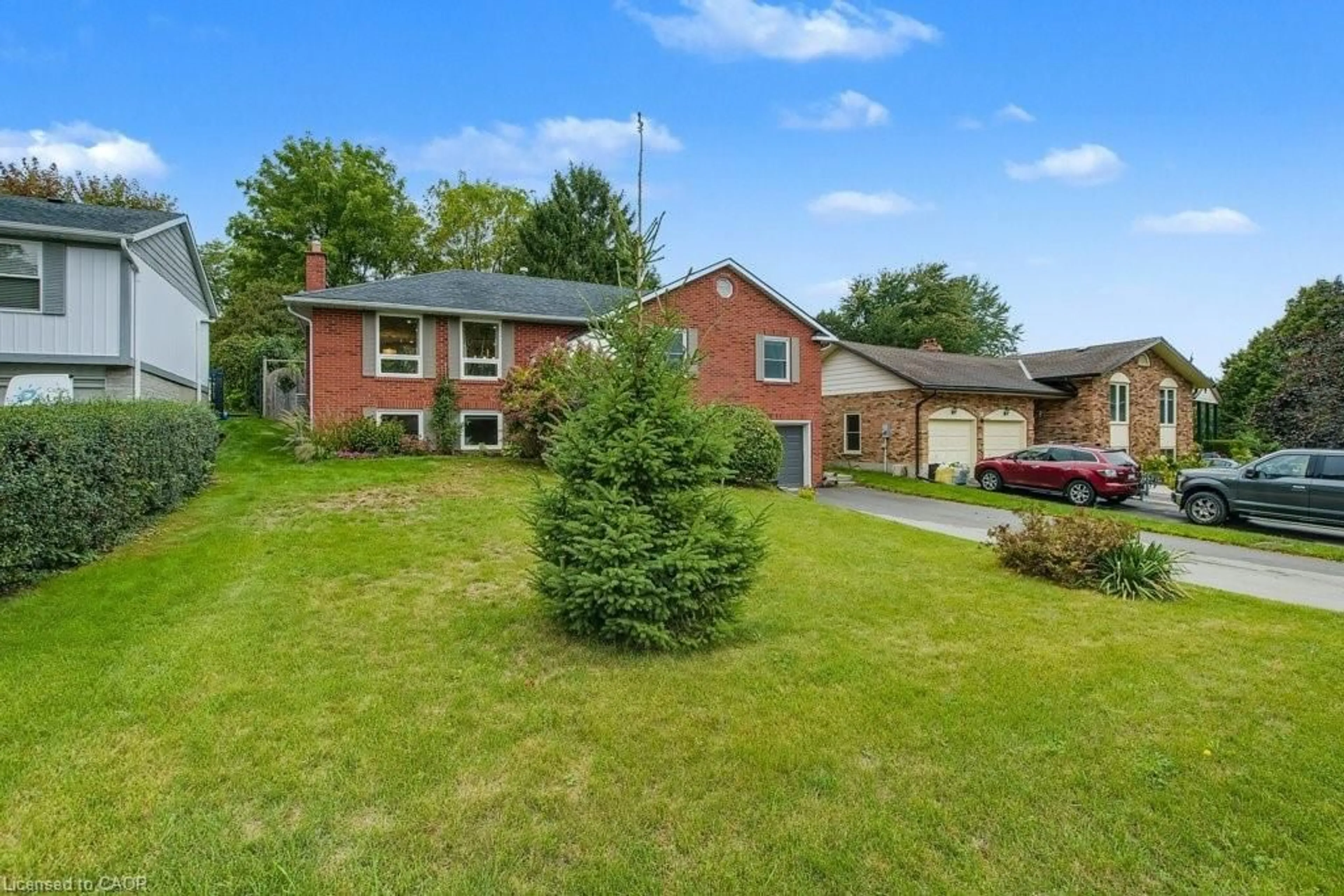 A pic from outside/outdoor area/front of a property/back of a property/a pic from drone, street for 54 Leslie Ave, Cambridge Ontario N1S 4N7