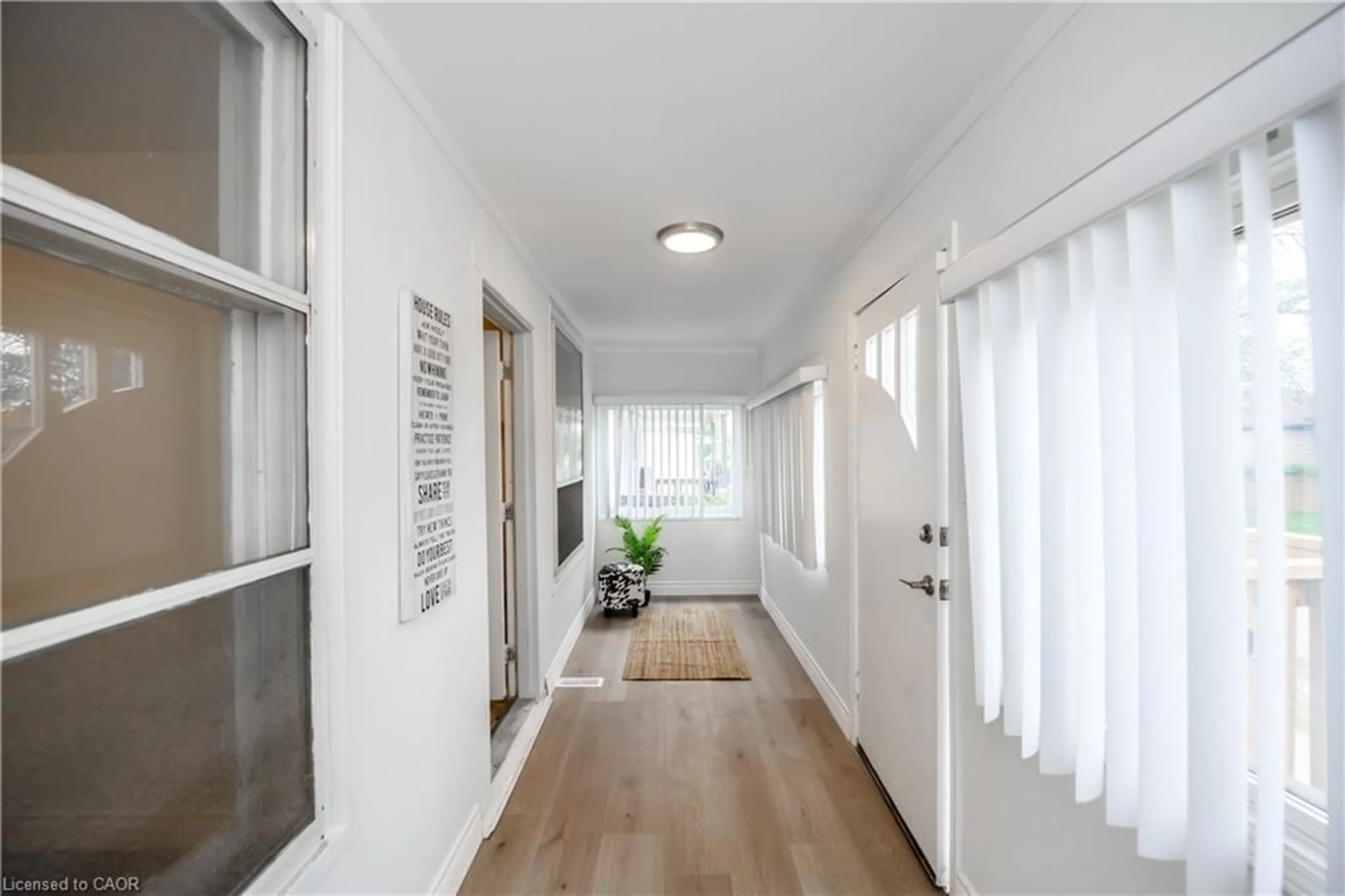 Indoor entryway for 390 Paling Ave, Hamilton Ontario L8H 5K2