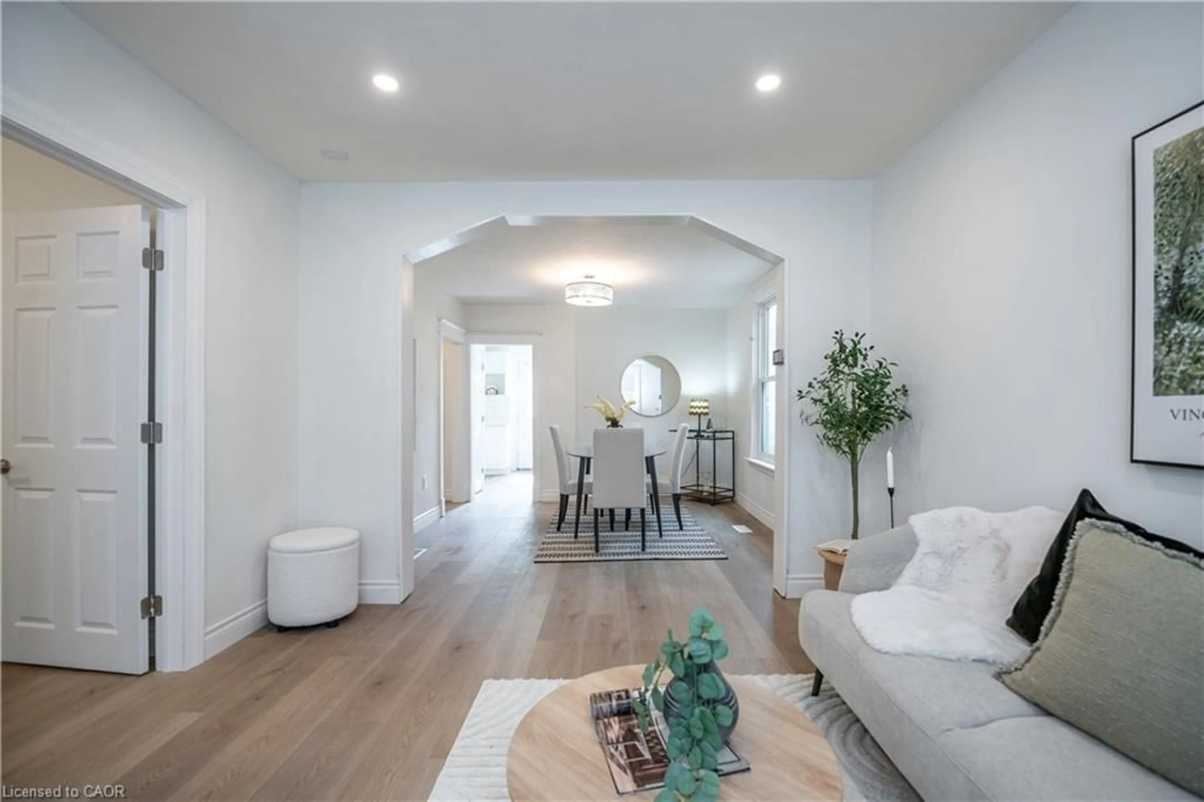 Indoor entryway for 390 Paling Ave, Hamilton Ontario L8H 5K2