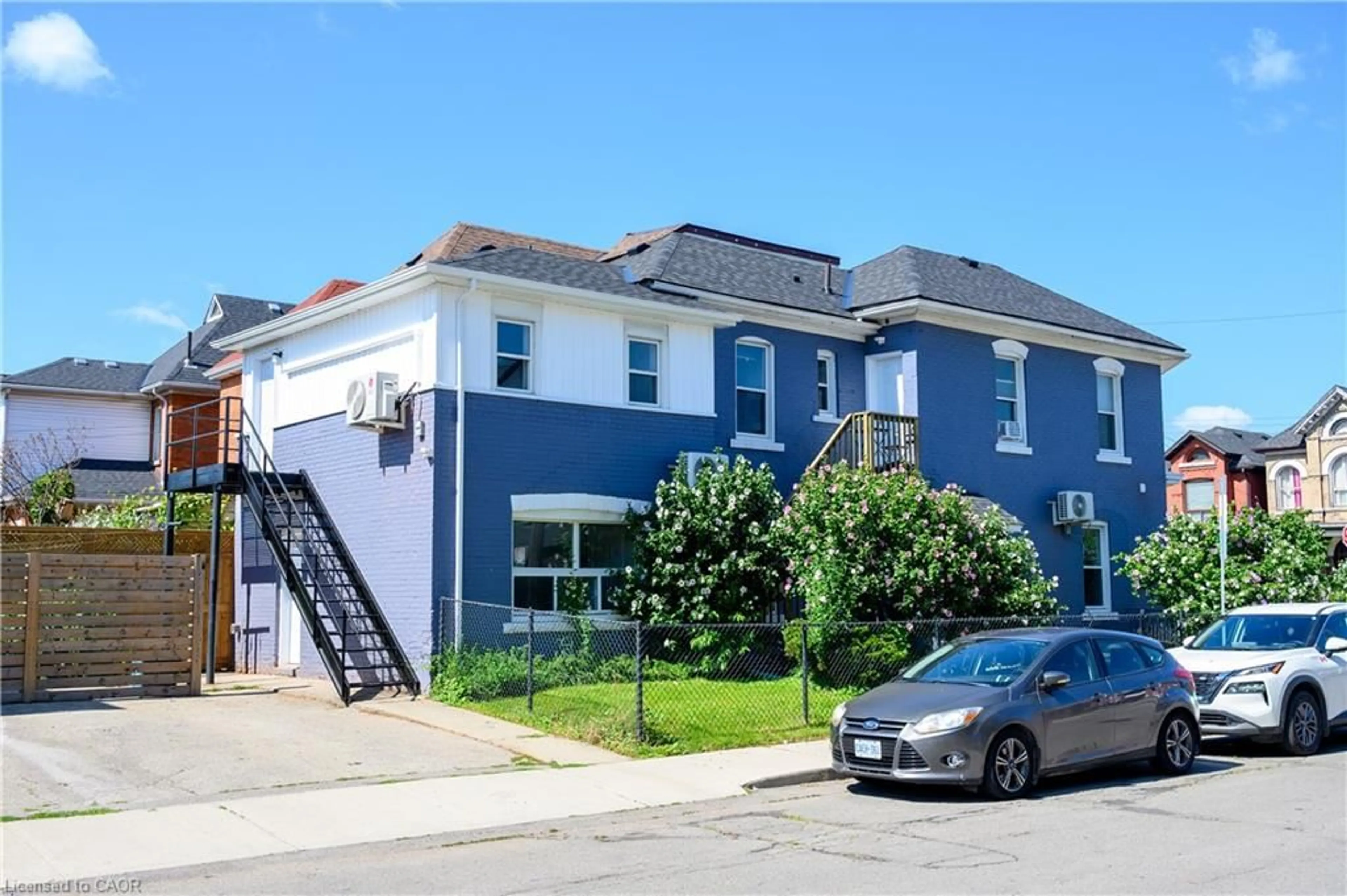 A pic from outside/outdoor area/front of a property/back of a property/a pic from drone, street for 262 Robert St, Hamilton Ontario L8L 2R4