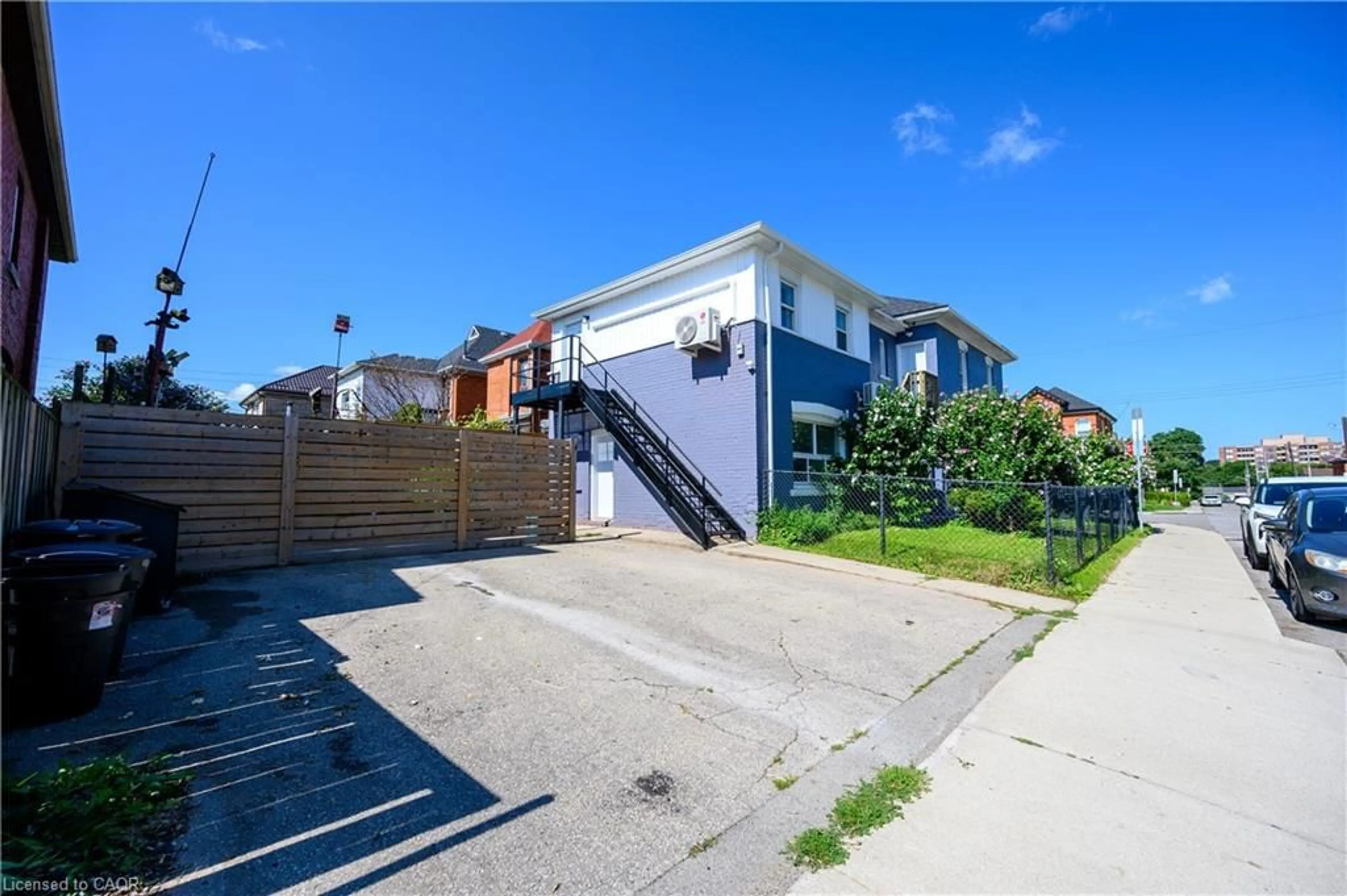 A pic from outside/outdoor area/front of a property/back of a property/a pic from drone, street for 262 Robert St, Hamilton Ontario L8L 2R4