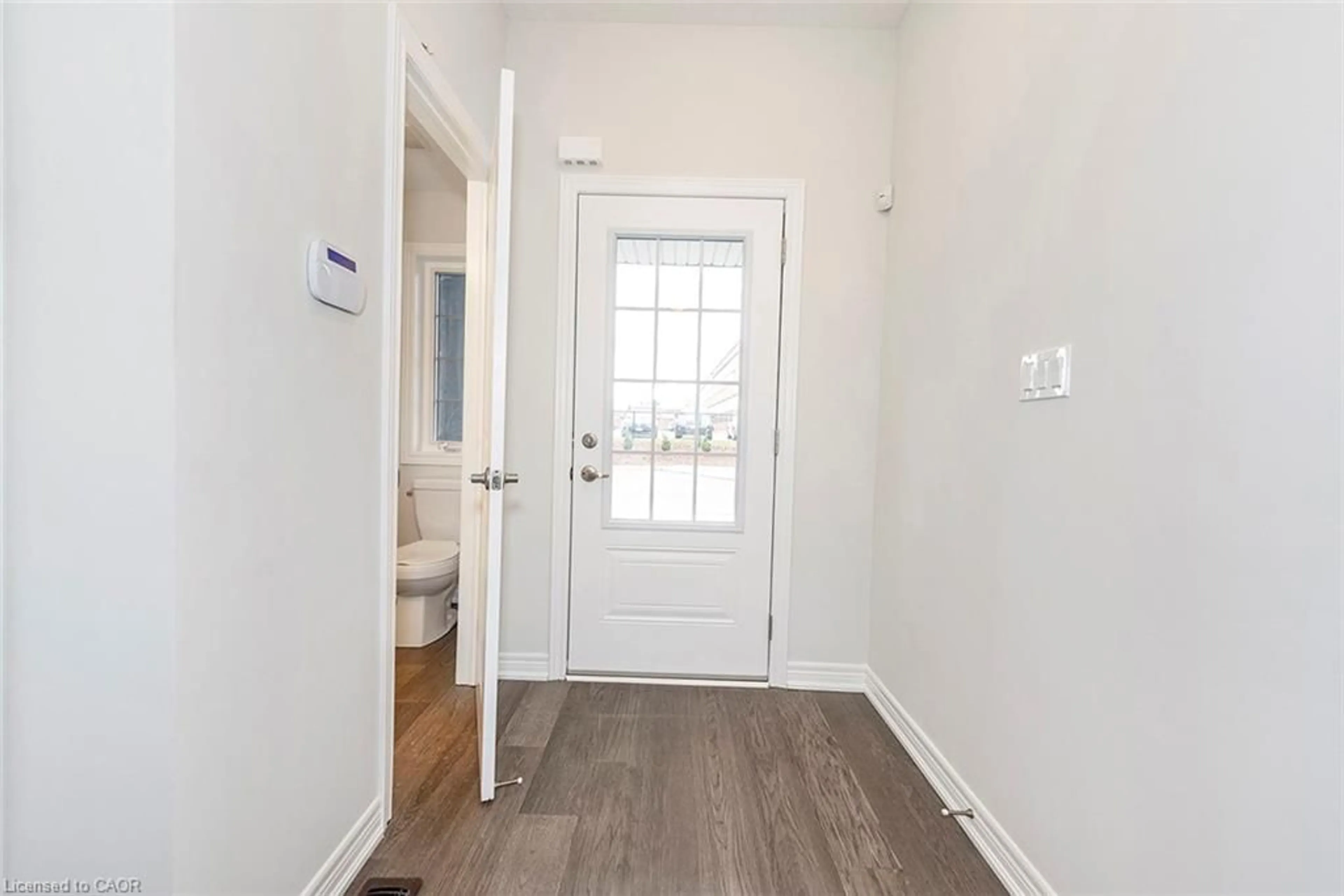 Indoor entryway for 20 Linden Park Lane, Hamilton Ontario L9A 1Y1
