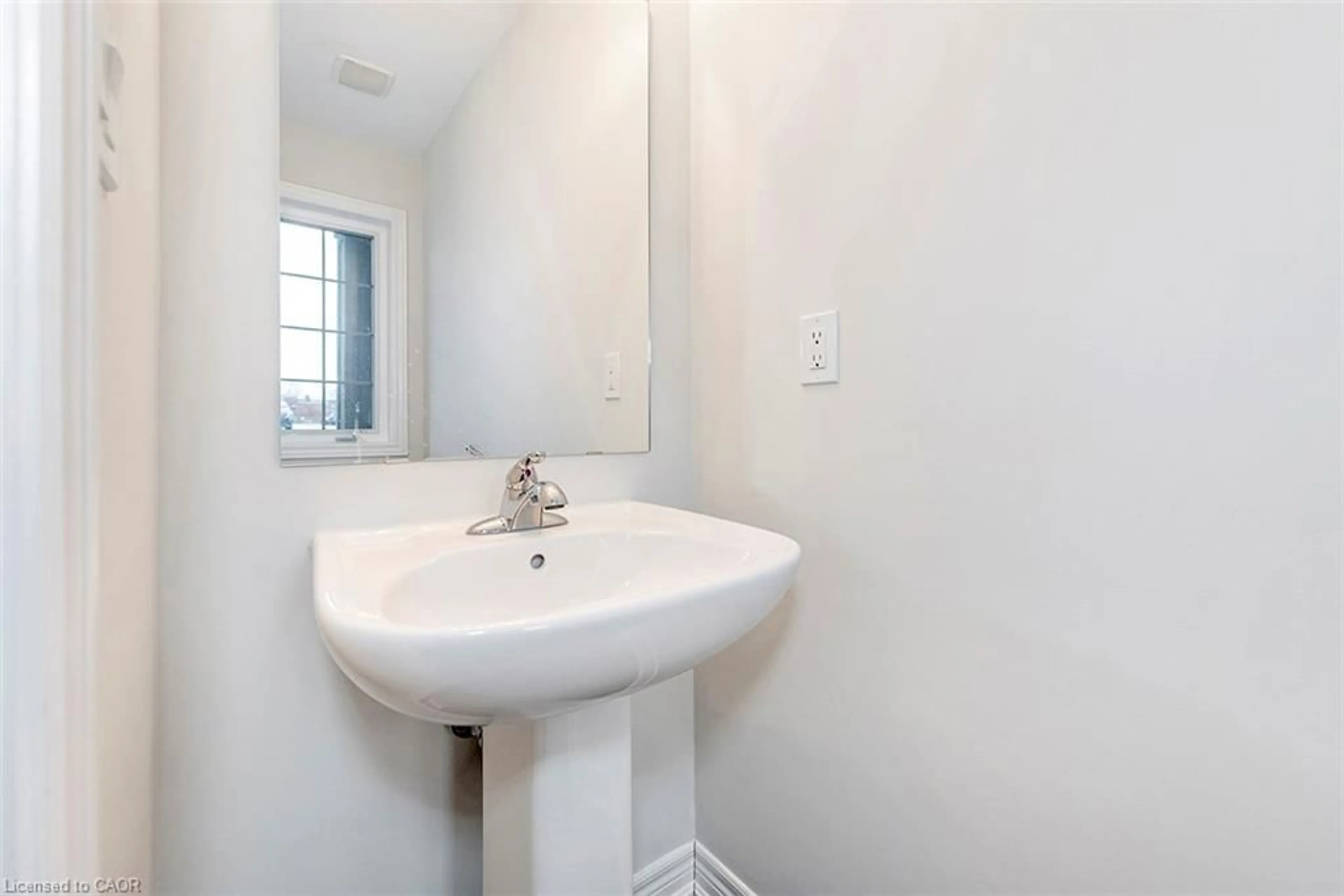 Standard bathroom, ceramic/tile floor for 20 Linden Park Lane, Hamilton Ontario L9A 1Y1