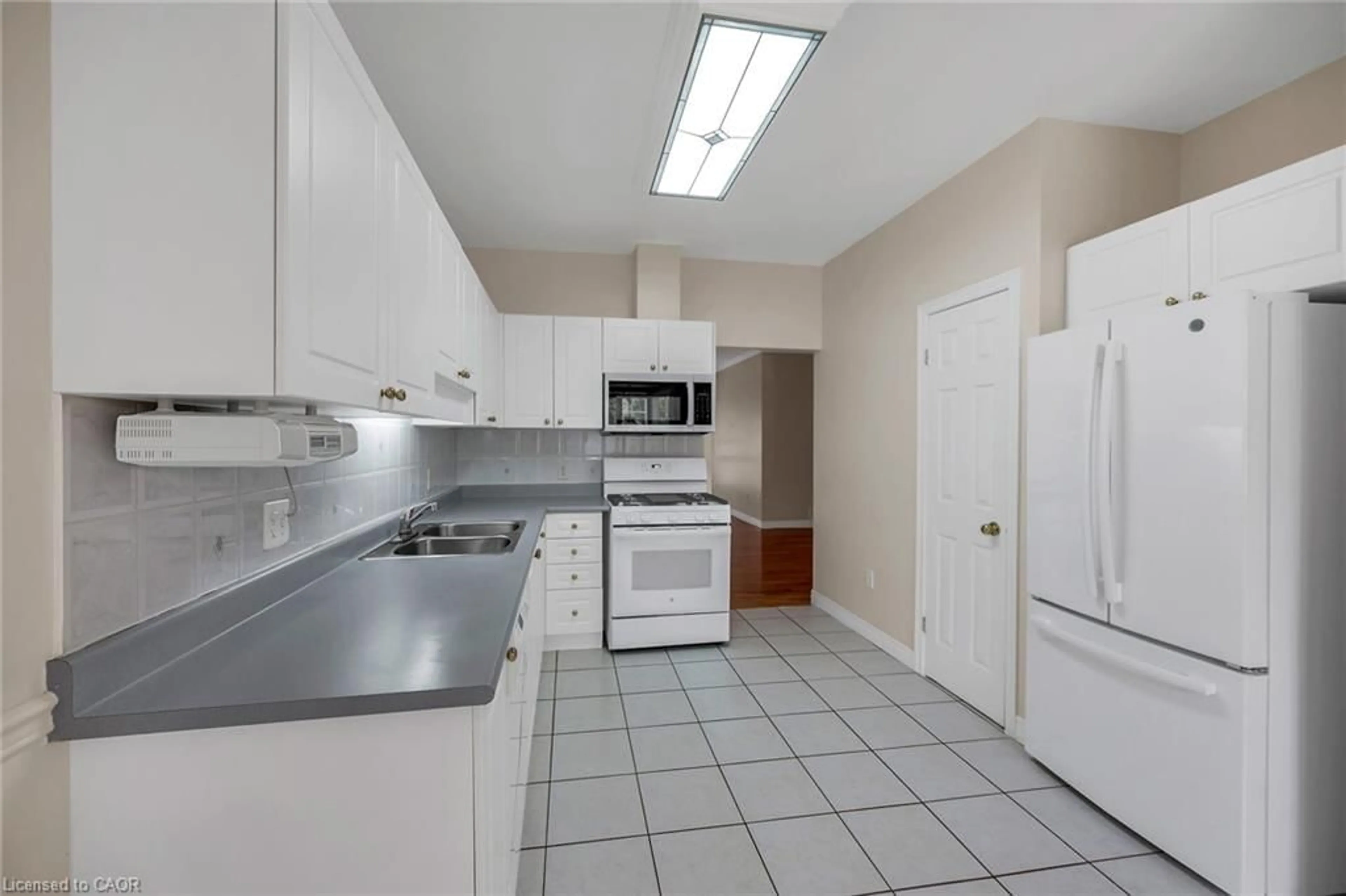 Standard kitchen, ceramic/tile floor for 46 Northernbreeze St, Mount Hope Ontario L0R 1W0