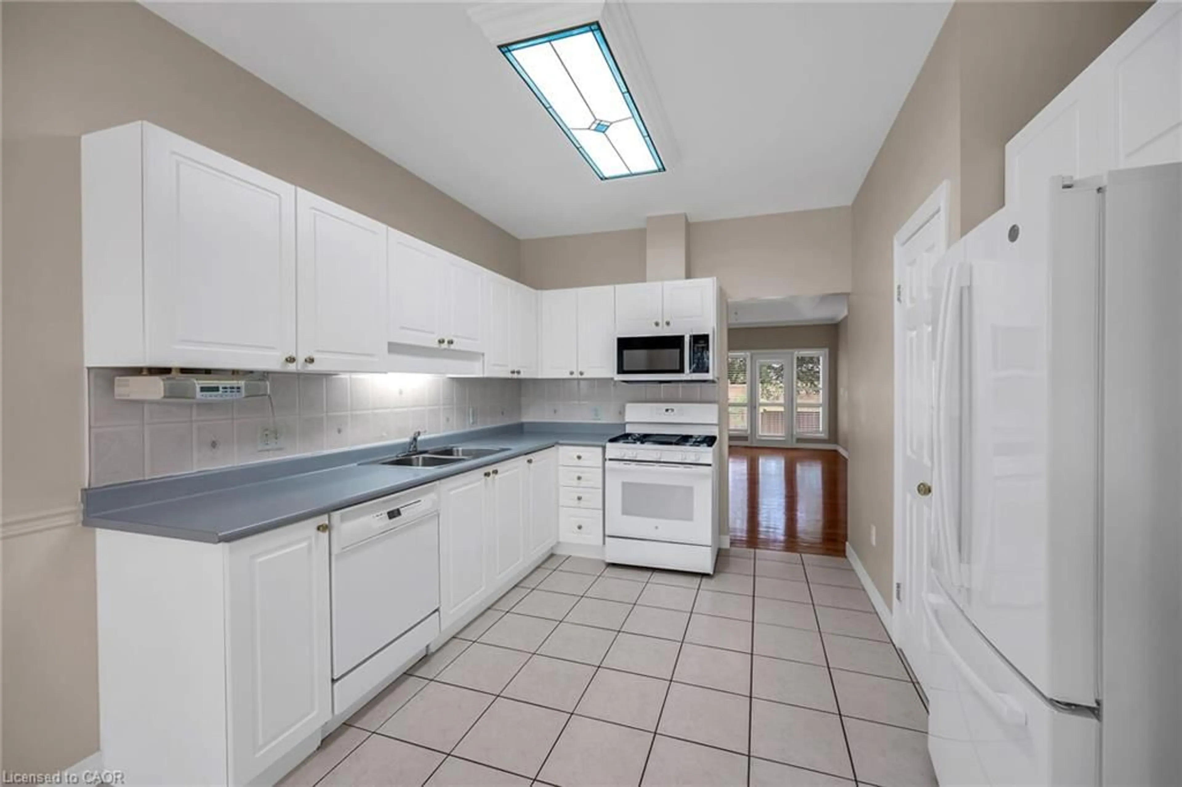Standard kitchen, ceramic/tile floor for 46 Northernbreeze St, Mount Hope Ontario L0R 1W0