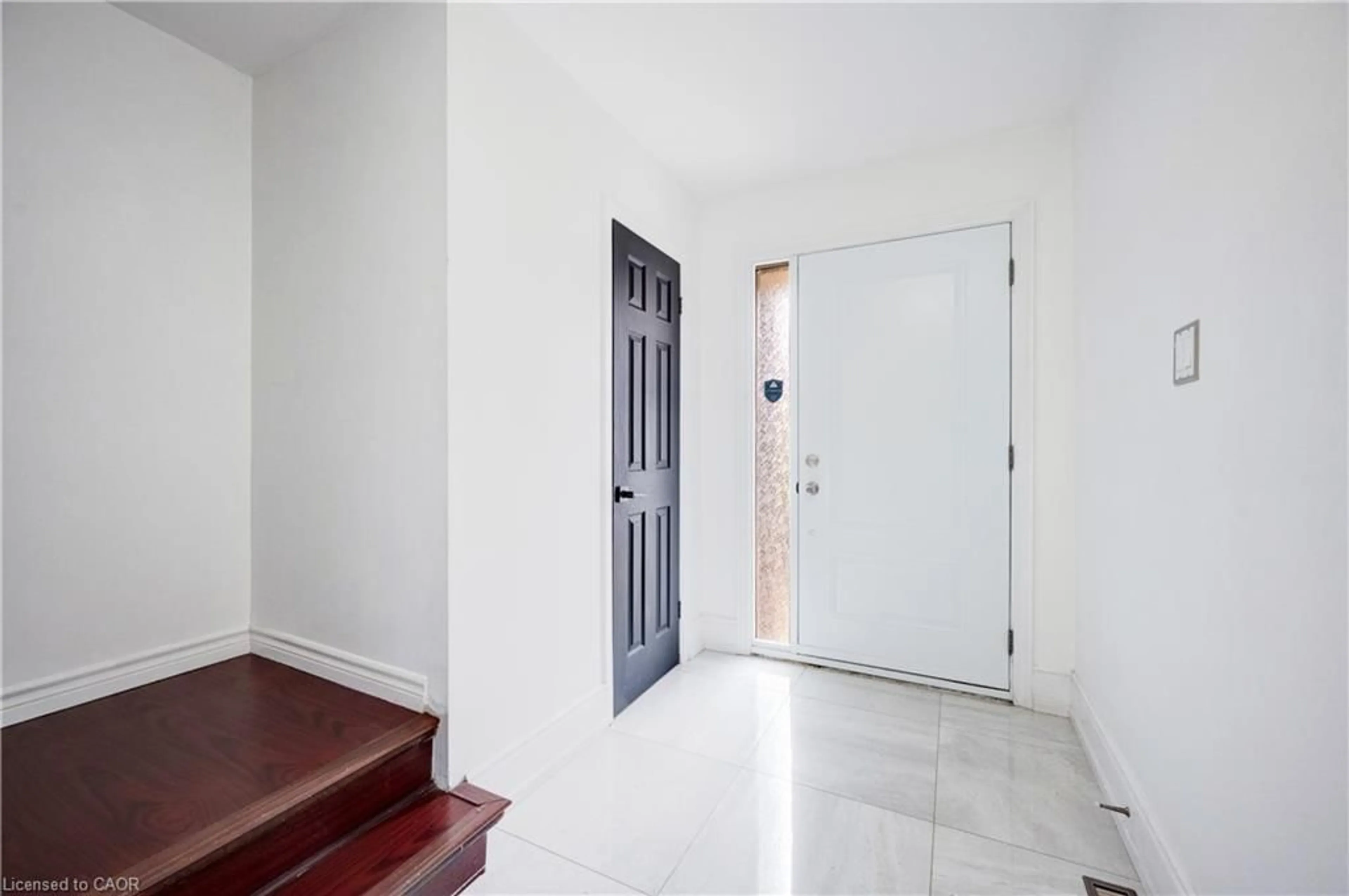 Indoor foyer for 3430 Brandon Gate Dr #31, Mississauga Ontario L4T 3T4