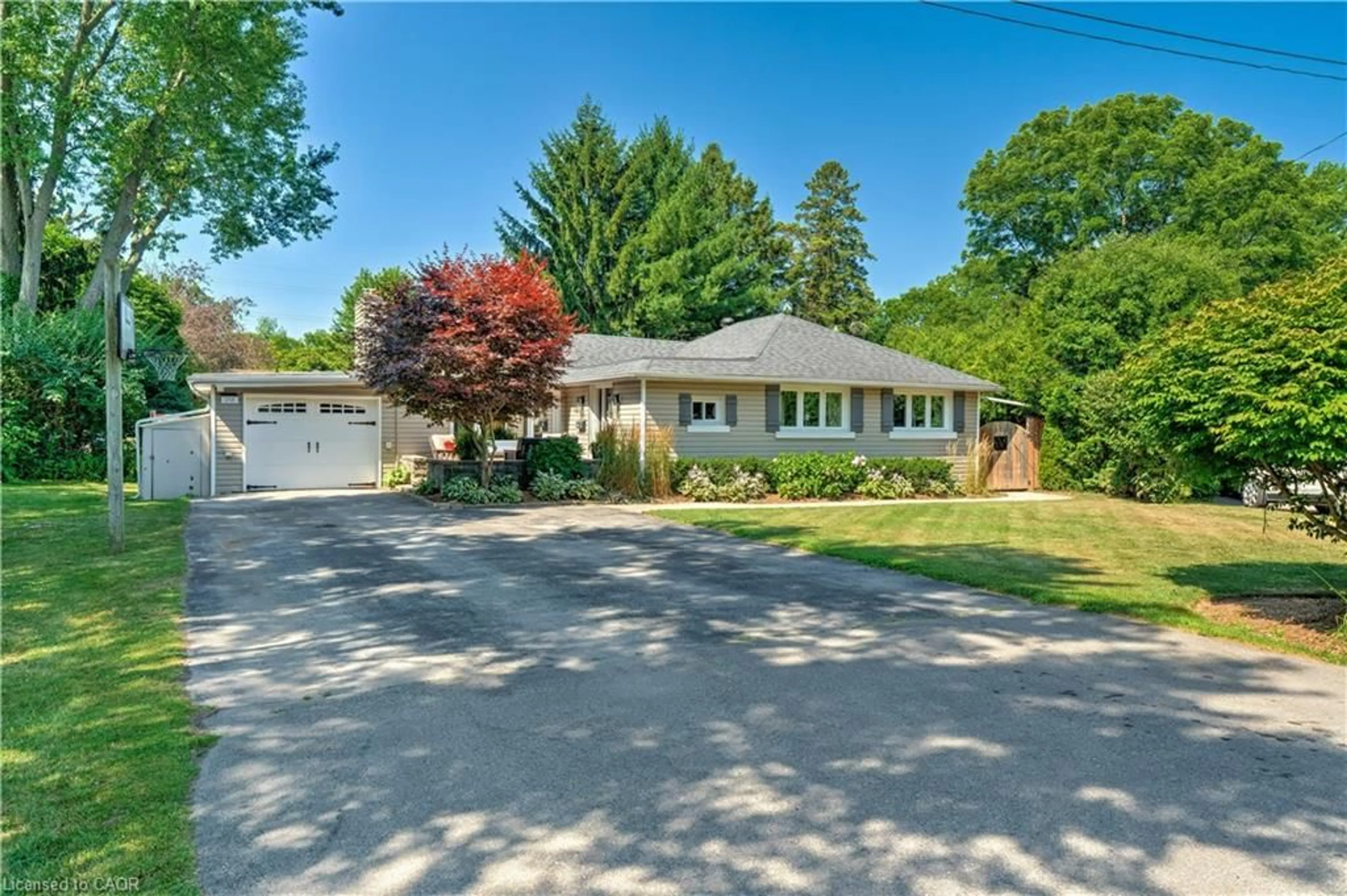 A pic from outside/outdoor area/front of a property/back of a property/a pic from drone, street for 258 Gardenview Dr, Burlington Ontario L7T 1K4