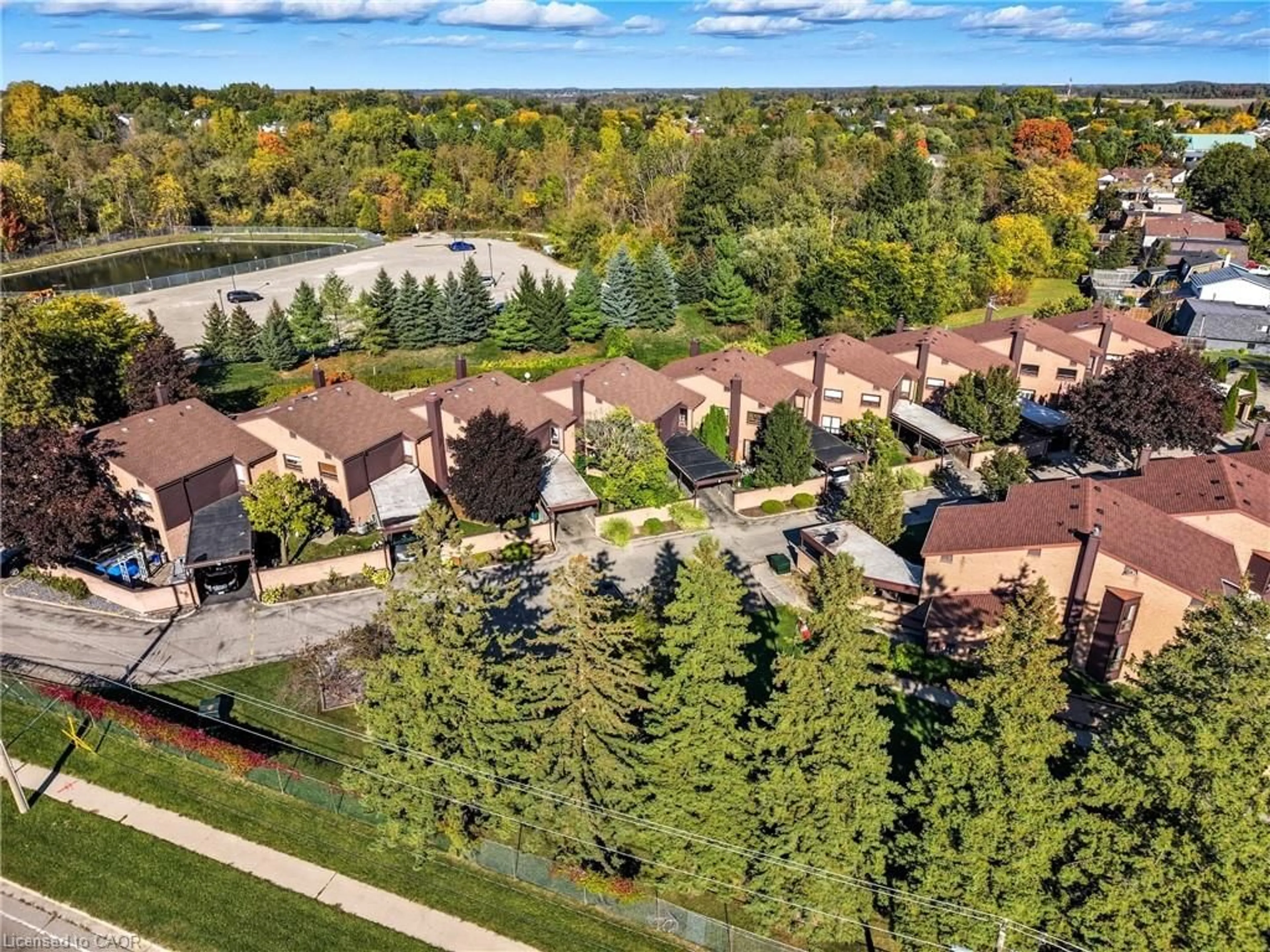 A pic from outside/outdoor area/front of a property/back of a property/a pic from drone, unknown for 28 Underhill Cres #19, Kitchener Ontario N2A 2S8