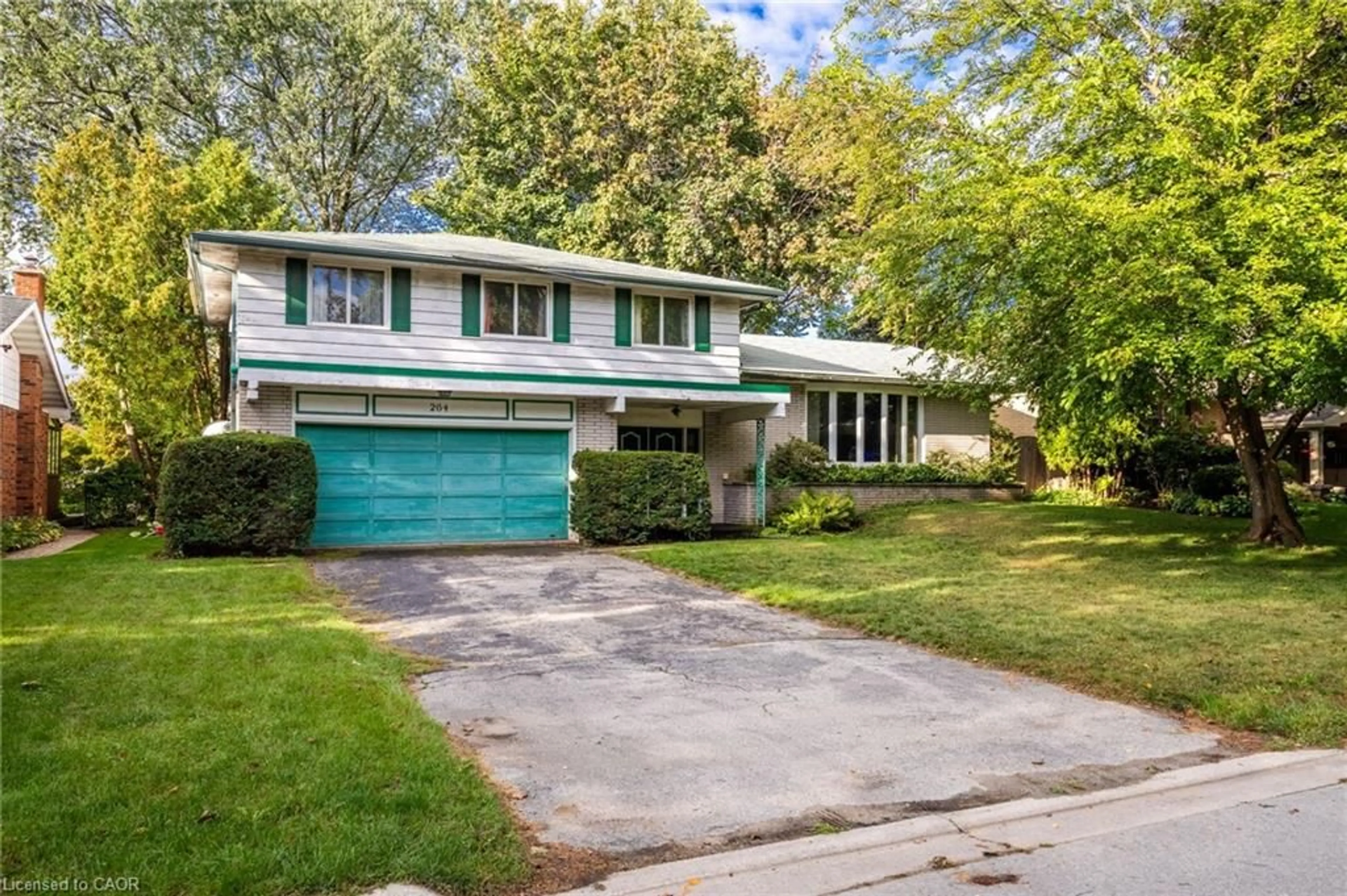 Home with vinyl exterior material, street for 264 Camelot Dr, Burlington Ontario L7L 2G1