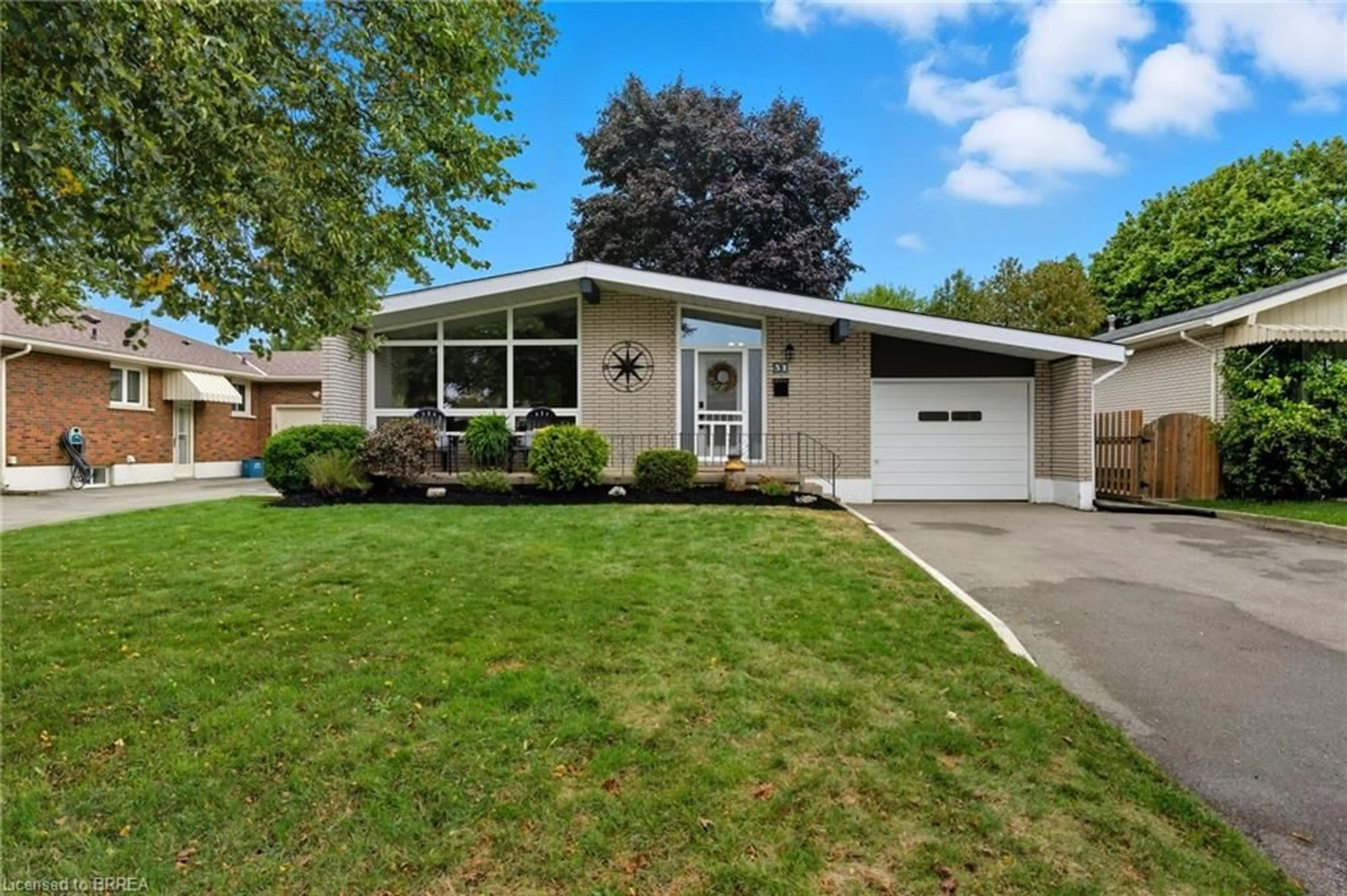 Home with vinyl exterior material, street for 31 Buckingham St, Brantford Ontario N3R 3A9