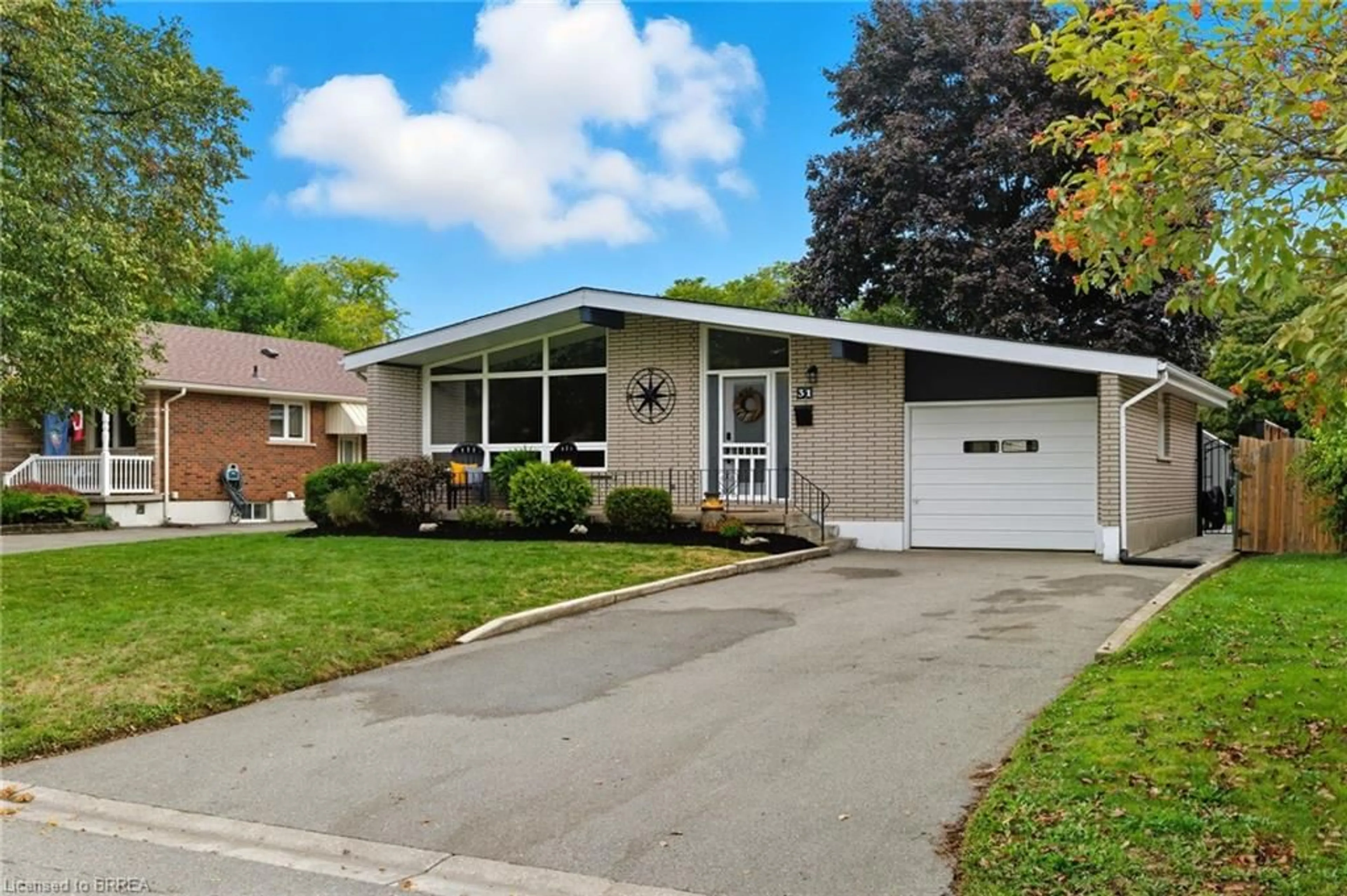 Home with vinyl exterior material, street for 31 Buckingham St, Brantford Ontario N3R 3A9