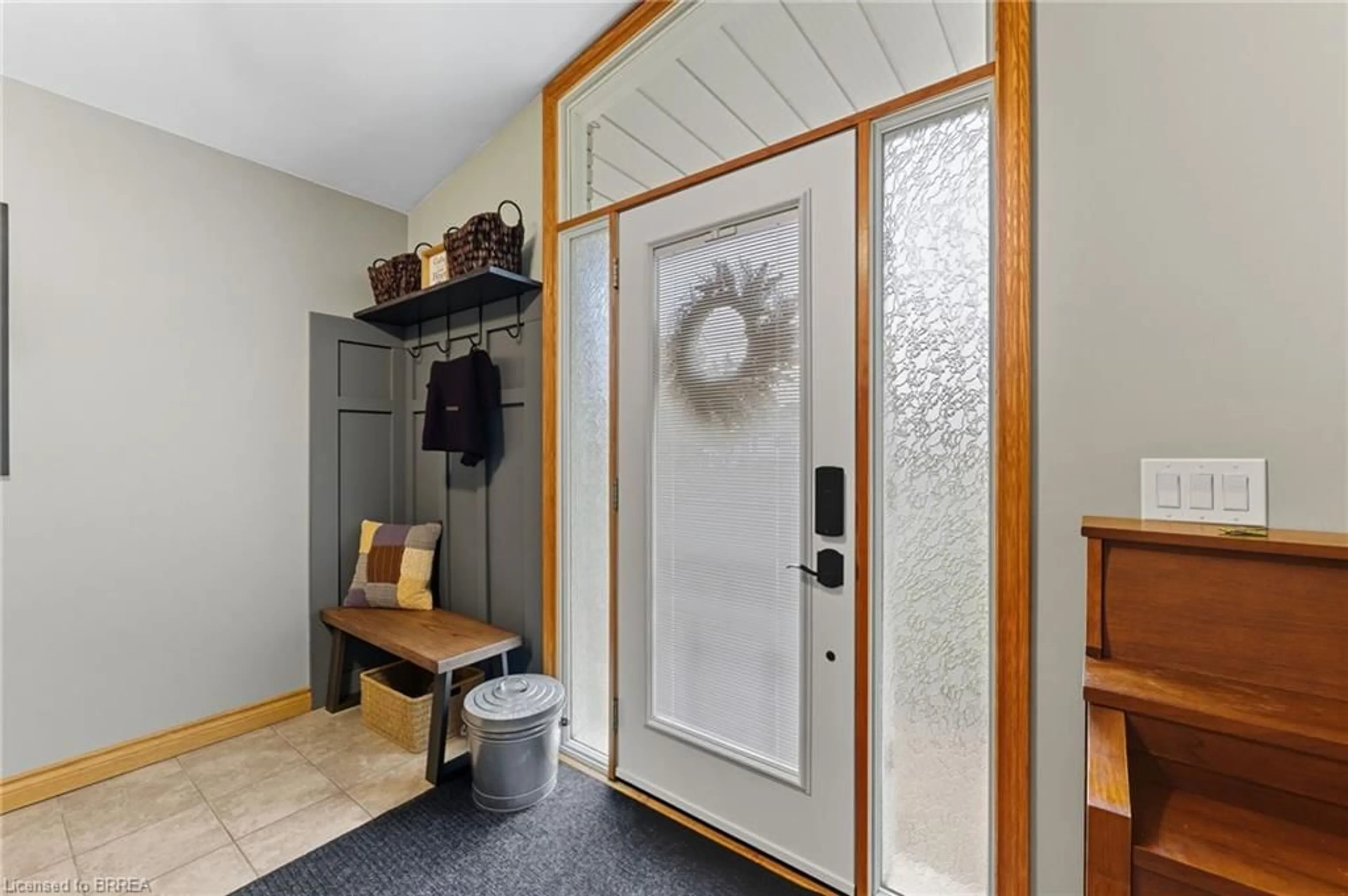 Indoor entryway for 31 Buckingham St, Brantford Ontario N3R 3A9