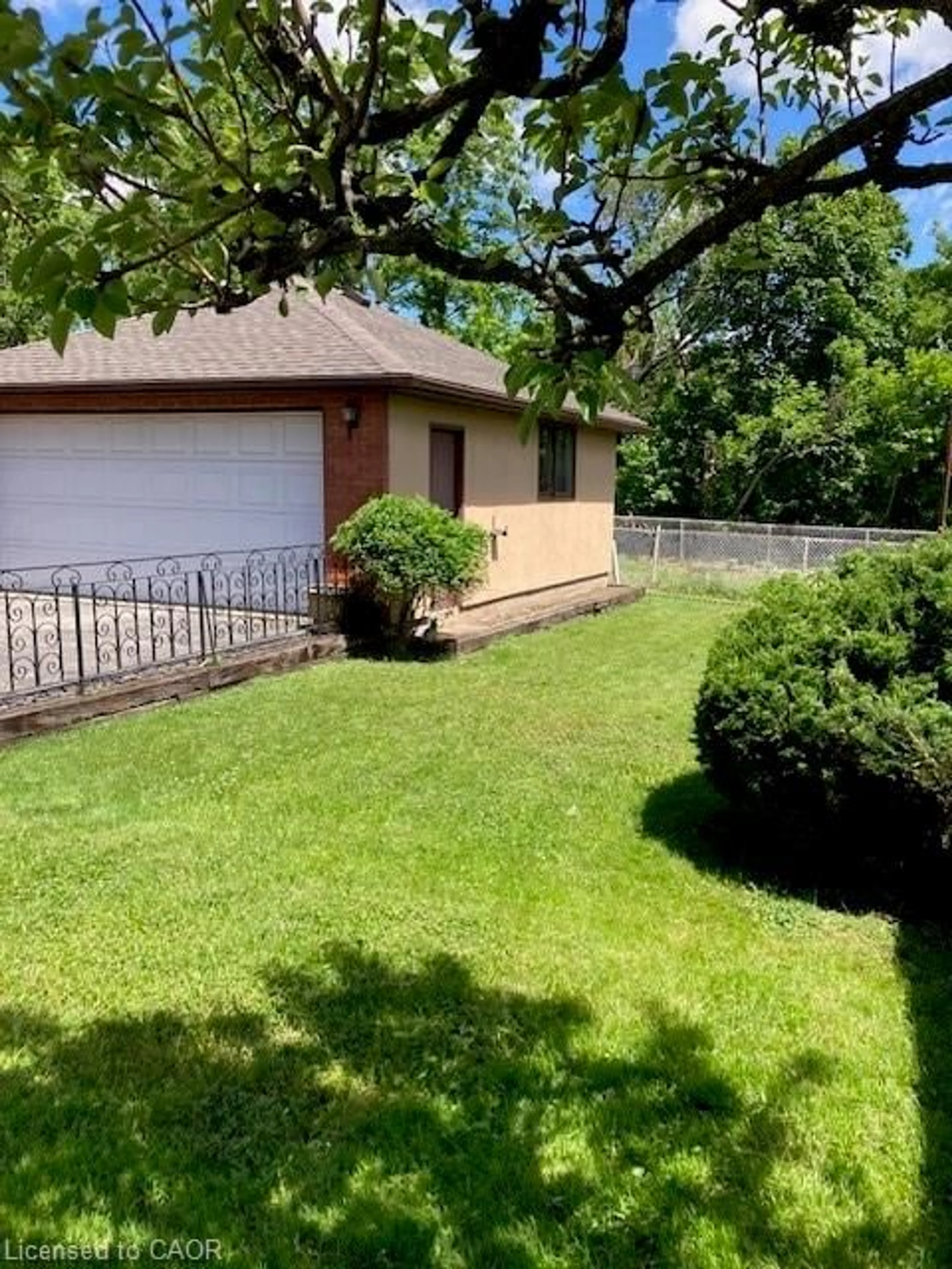 A pic from outside/outdoor area/front of a property/back of a property/a pic from drone, street for 59 Dunkirk Dr, Hamilton Ontario L8K 4W9