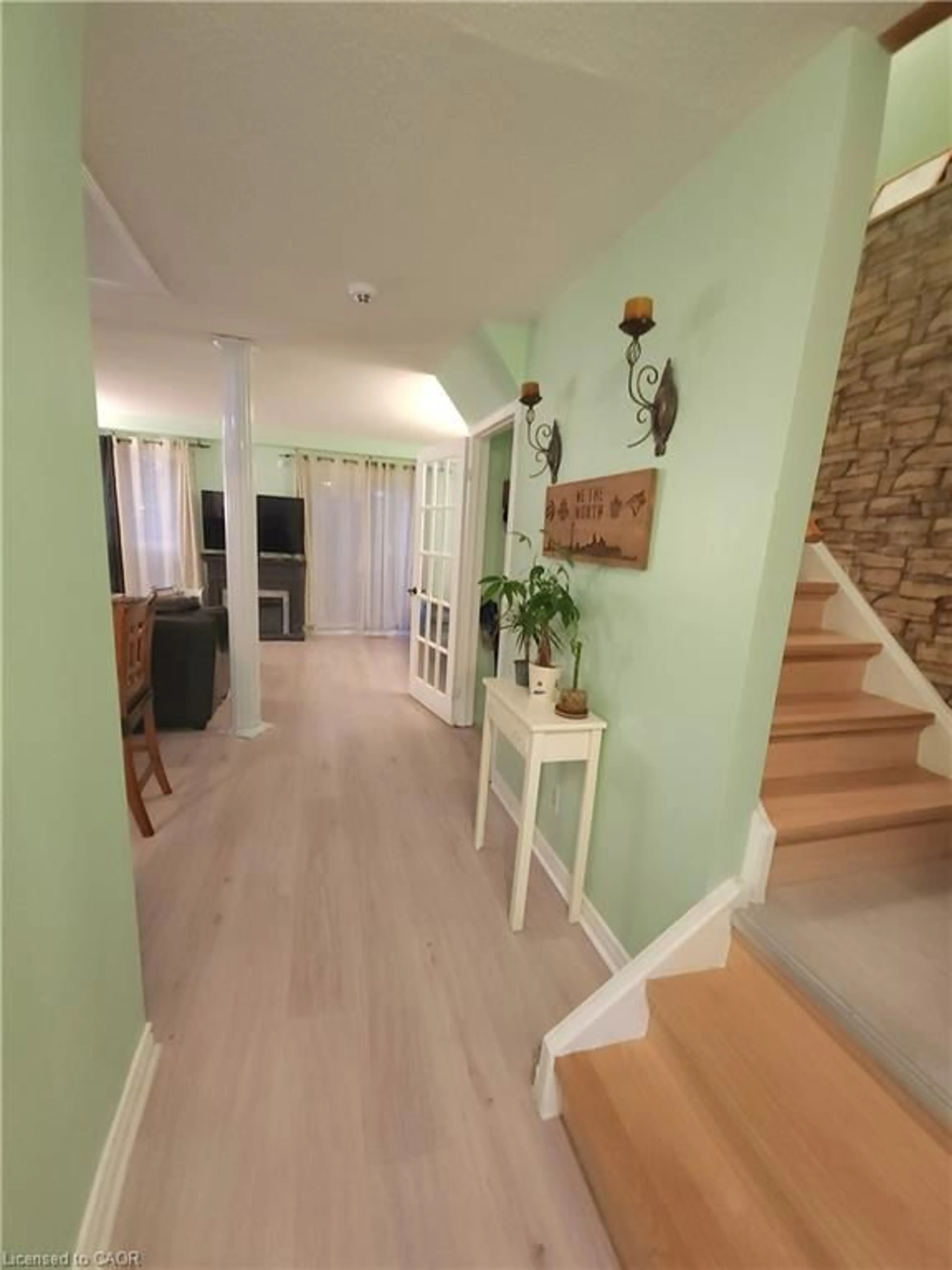 Indoor foyer for 32 Mowat Blvd #8, Kitchener Ontario N2E 1X4