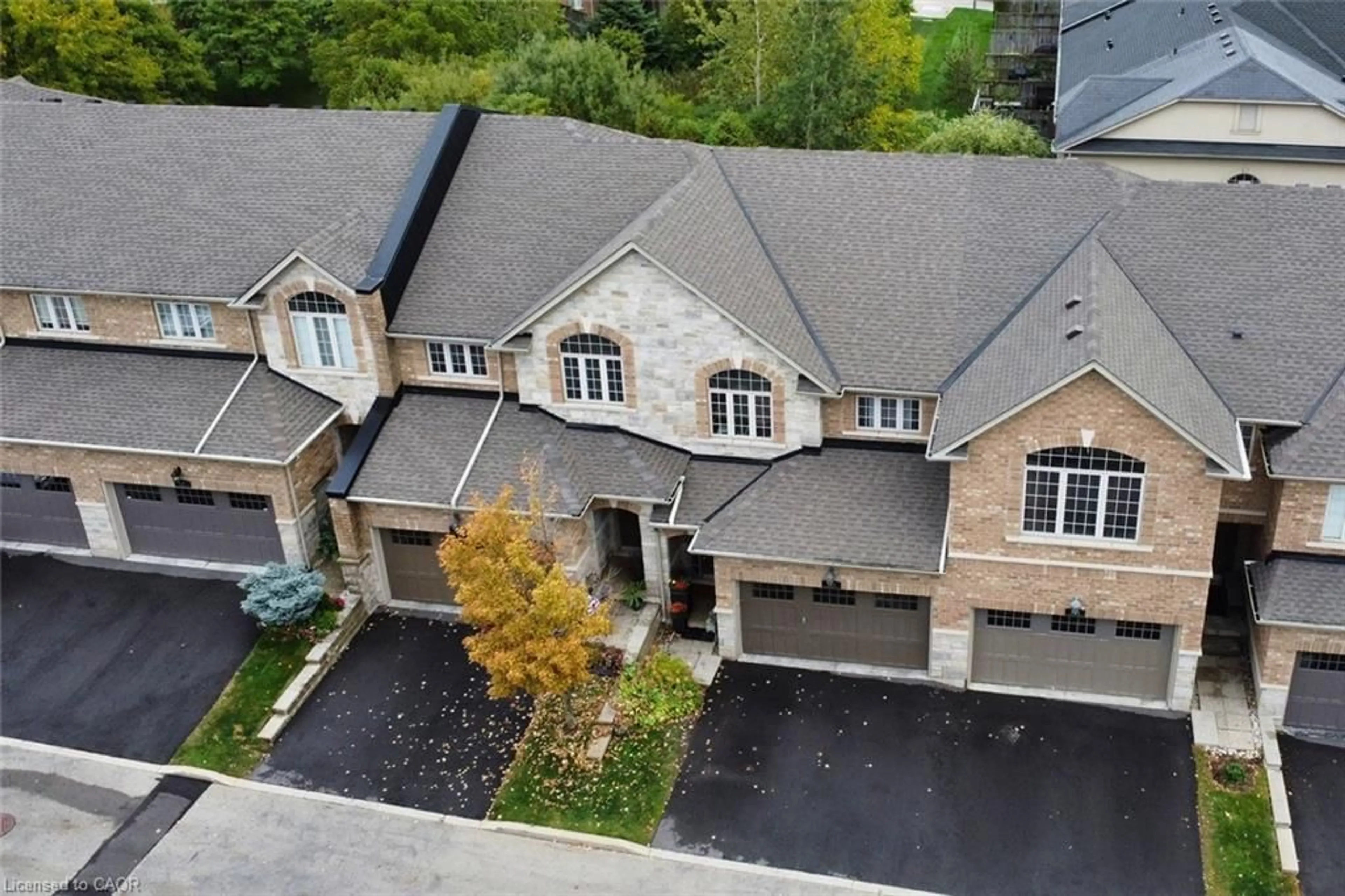 A pic from outside/outdoor area/front of a property/back of a property/a pic from drone, street for 101 Oakhaven Pl, Ancaster Ontario L9K 0B6