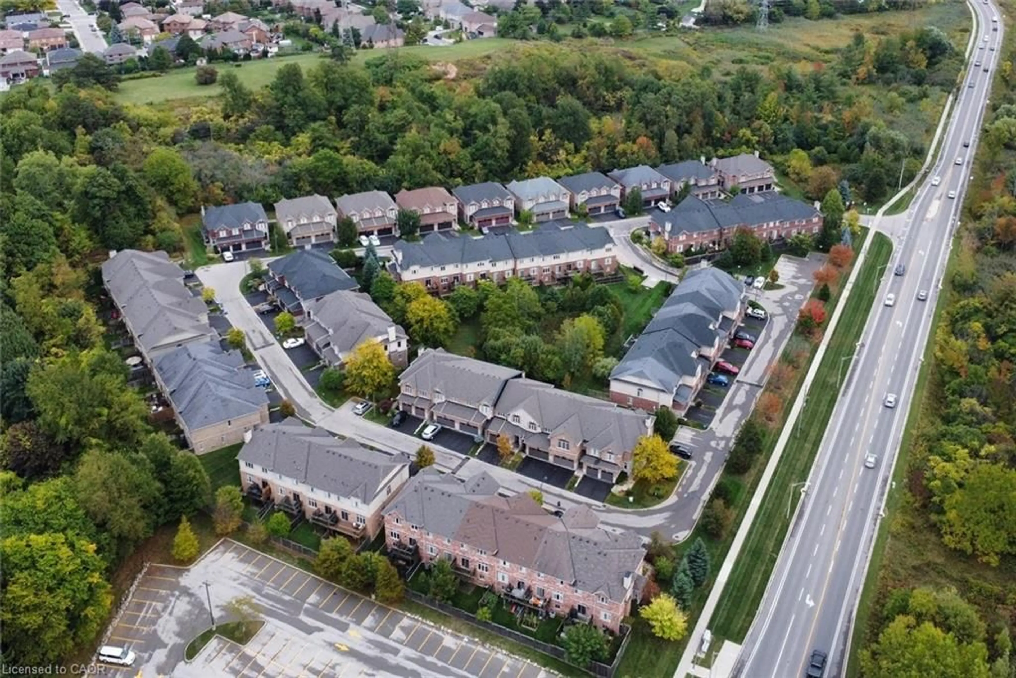 A pic from outside/outdoor area/front of a property/back of a property/a pic from drone, street for 101 Oakhaven Pl, Ancaster Ontario L9K 0B6