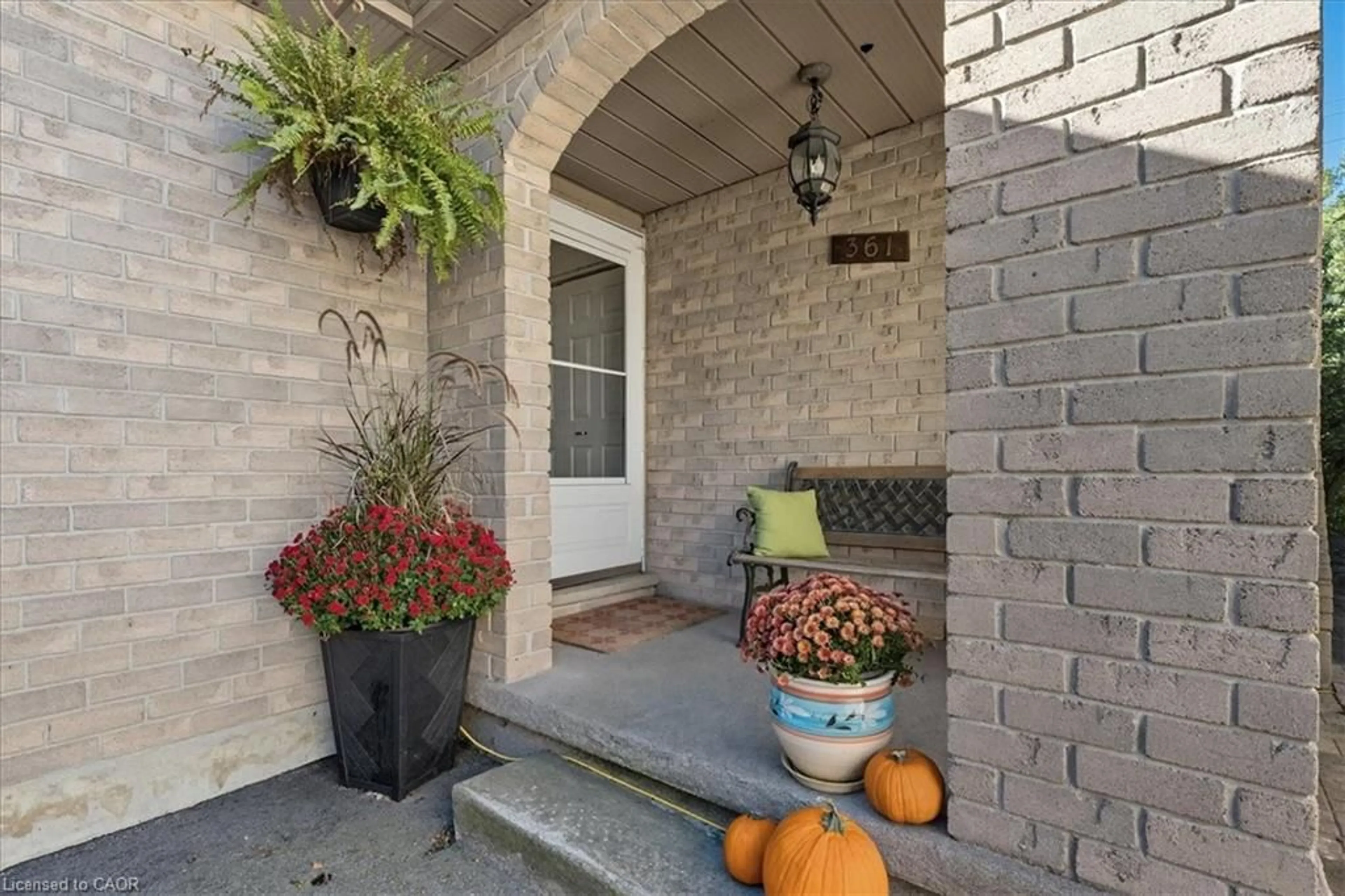 Indoor entryway for 361 Cornerbrook Pl, Waterloo Ontario N2V 1M3