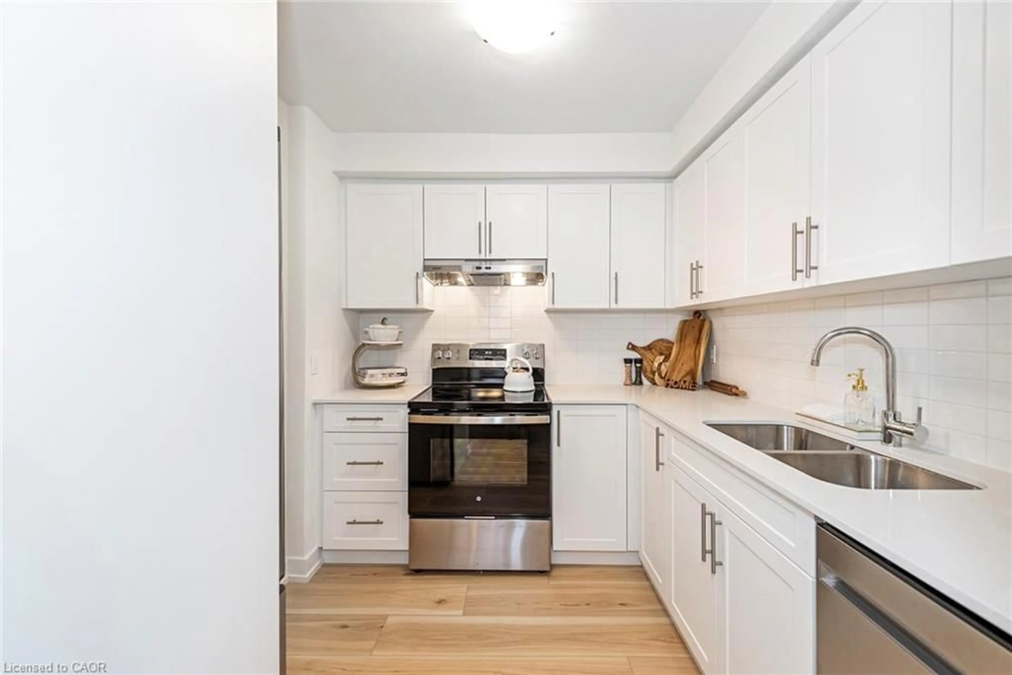 Standard kitchen, wood/laminate floor for 34-36 Delawana Dr, Hamilton Ontario L8E 1G4