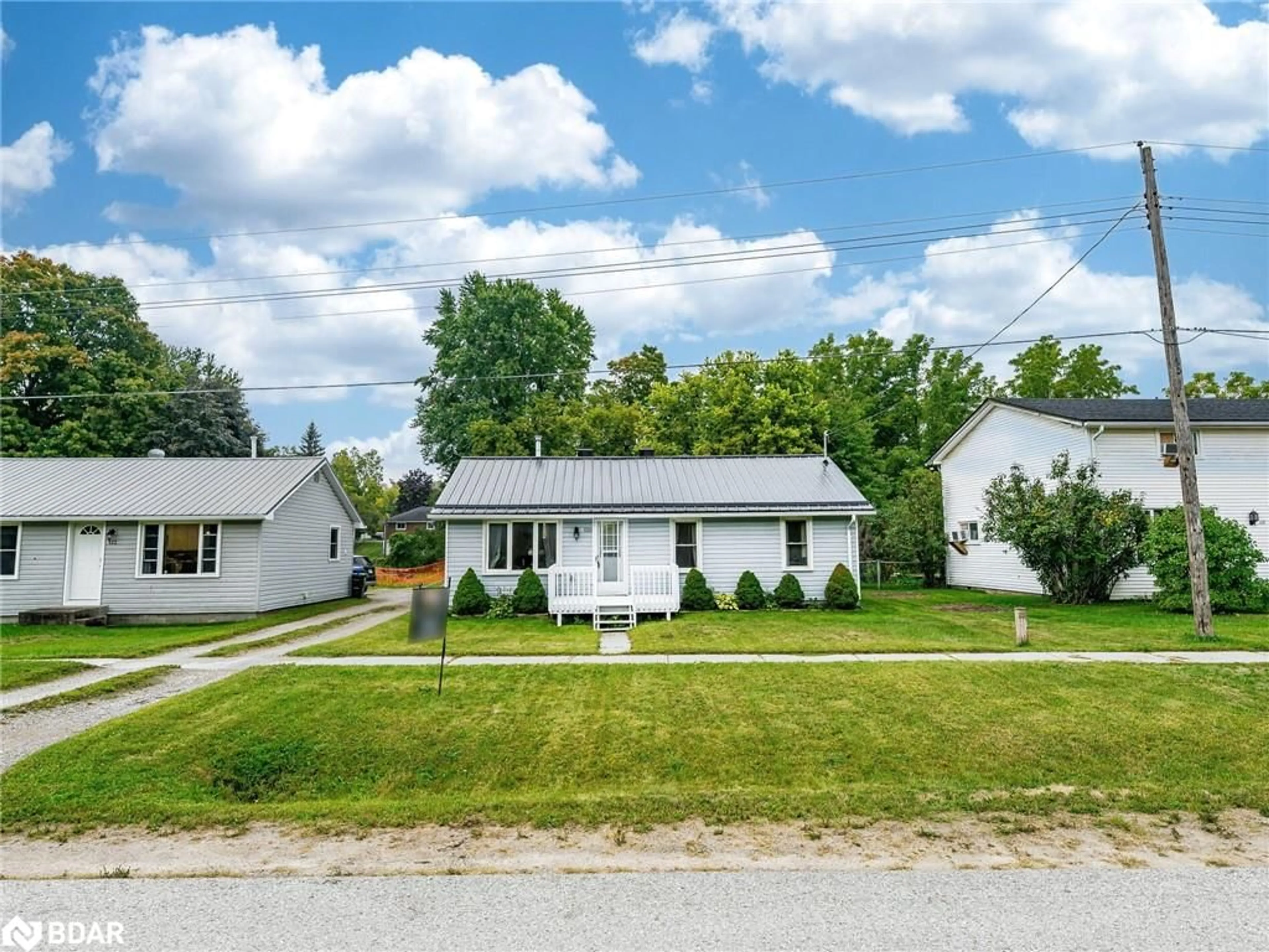 A pic from outside/outdoor area/front of a property/back of a property/a pic from drone, street for 120 Queen St, Angus Ontario L0M 1B0