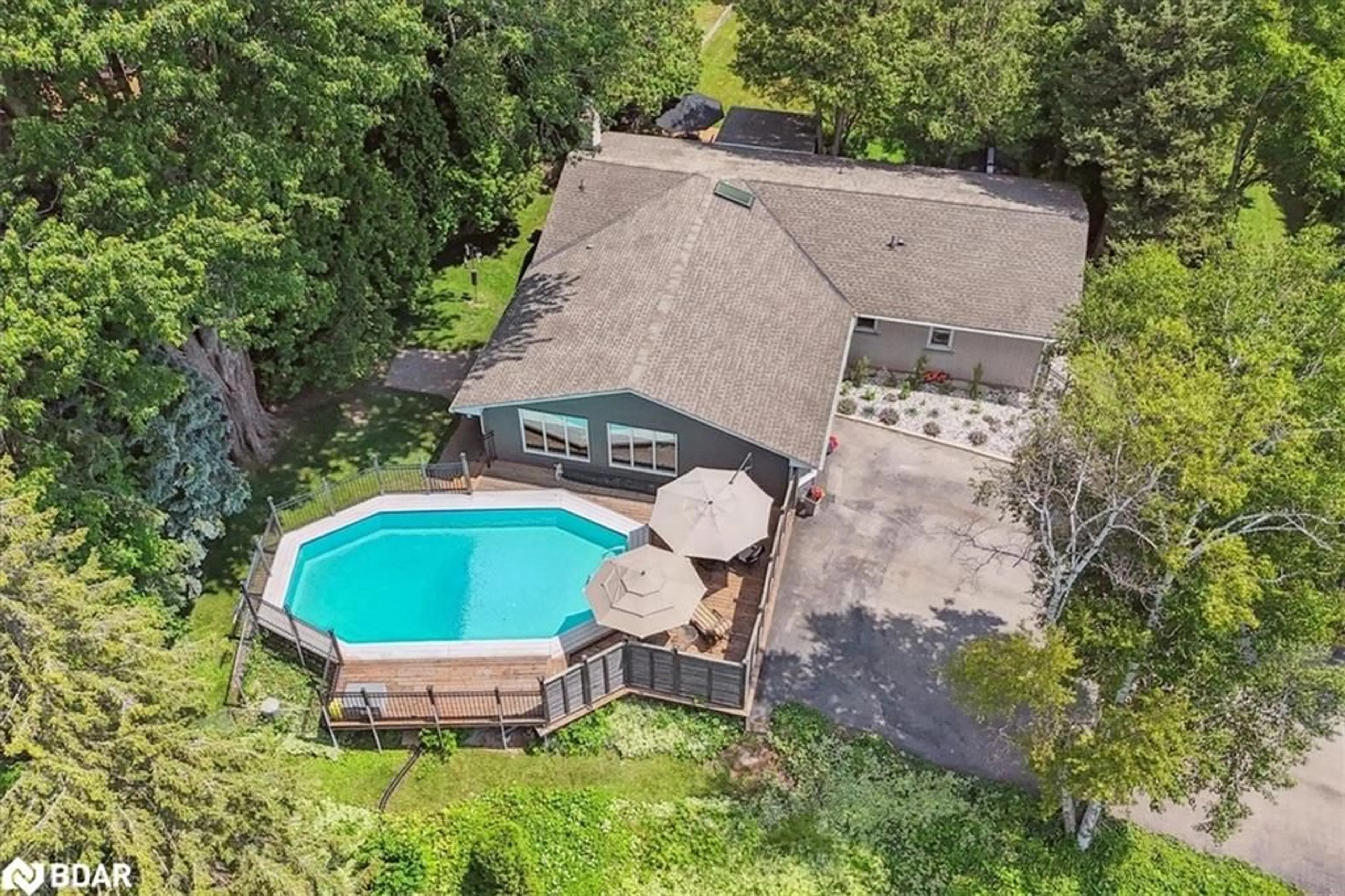 A pic from outside/outdoor area/front of a property/back of a property/a pic from drone, water/lake/river/ocean view for 15 Ireson Rd, Burlington Ontario L7R 3X5