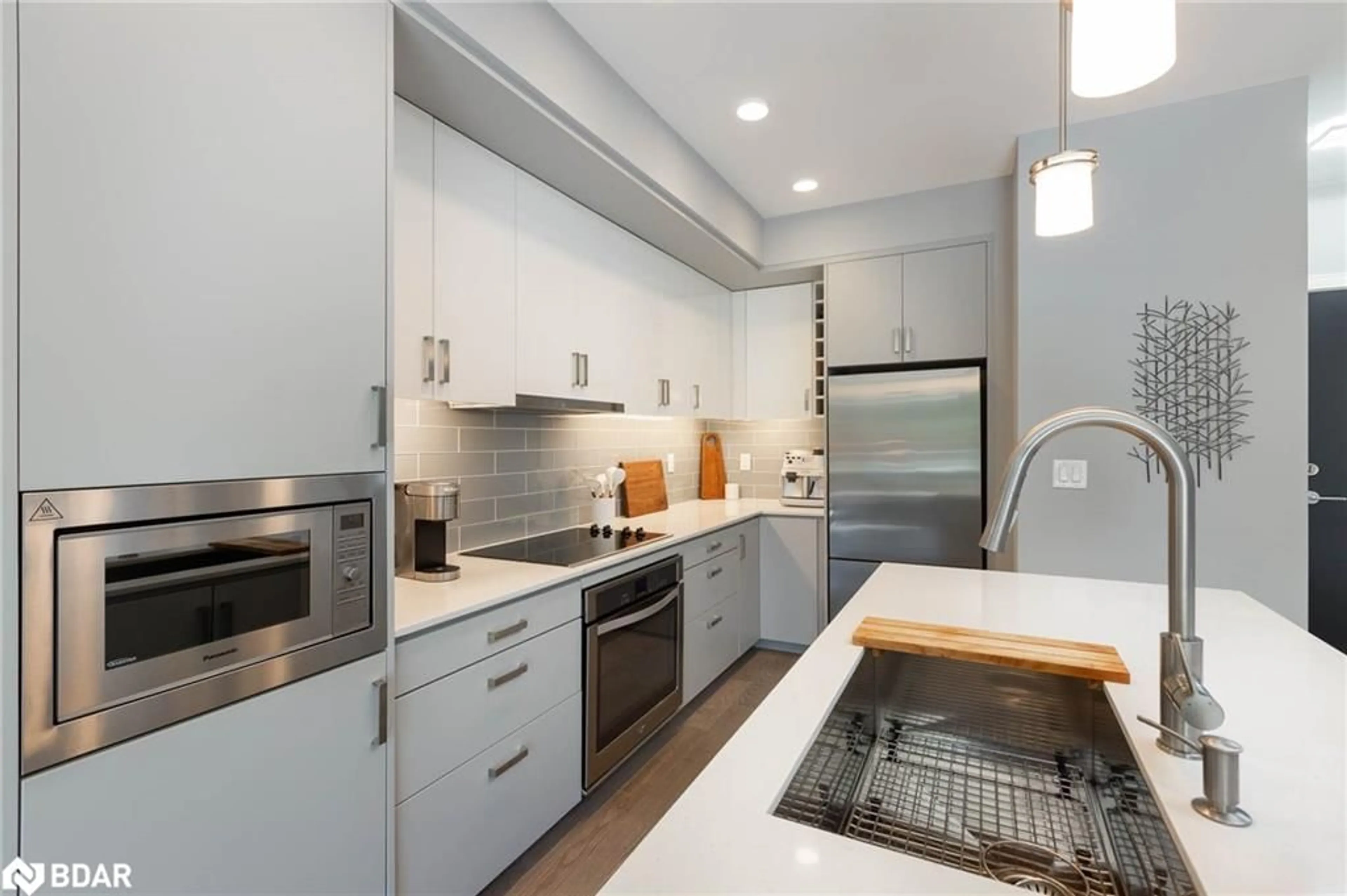 Contemporary kitchen, ceramic/tile floor for 1575 Lakeshore Road West Rd #105, Mississauga Ontario L5J 0B1